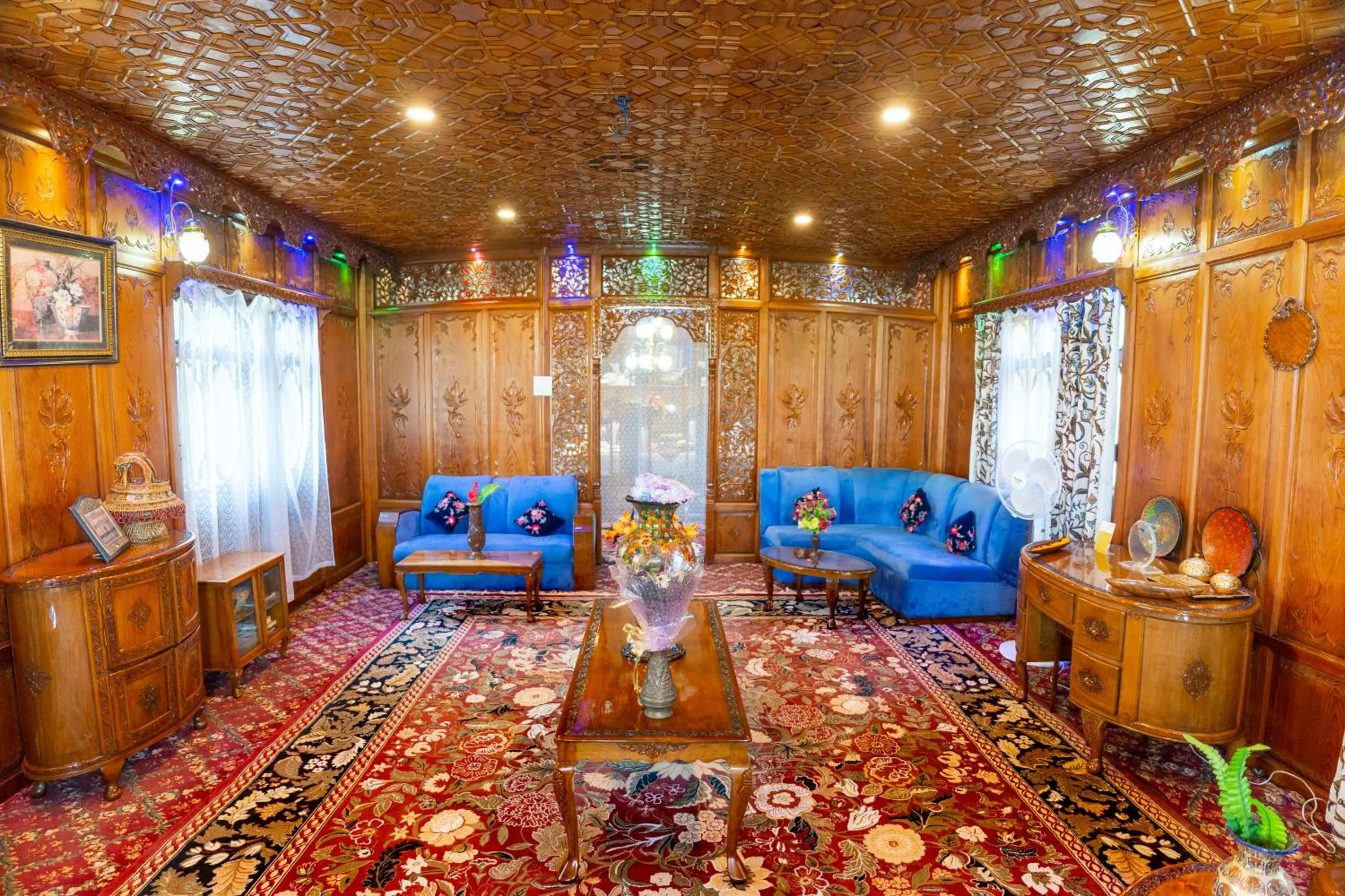 Living room in Wangnoo Heritage Houseboats