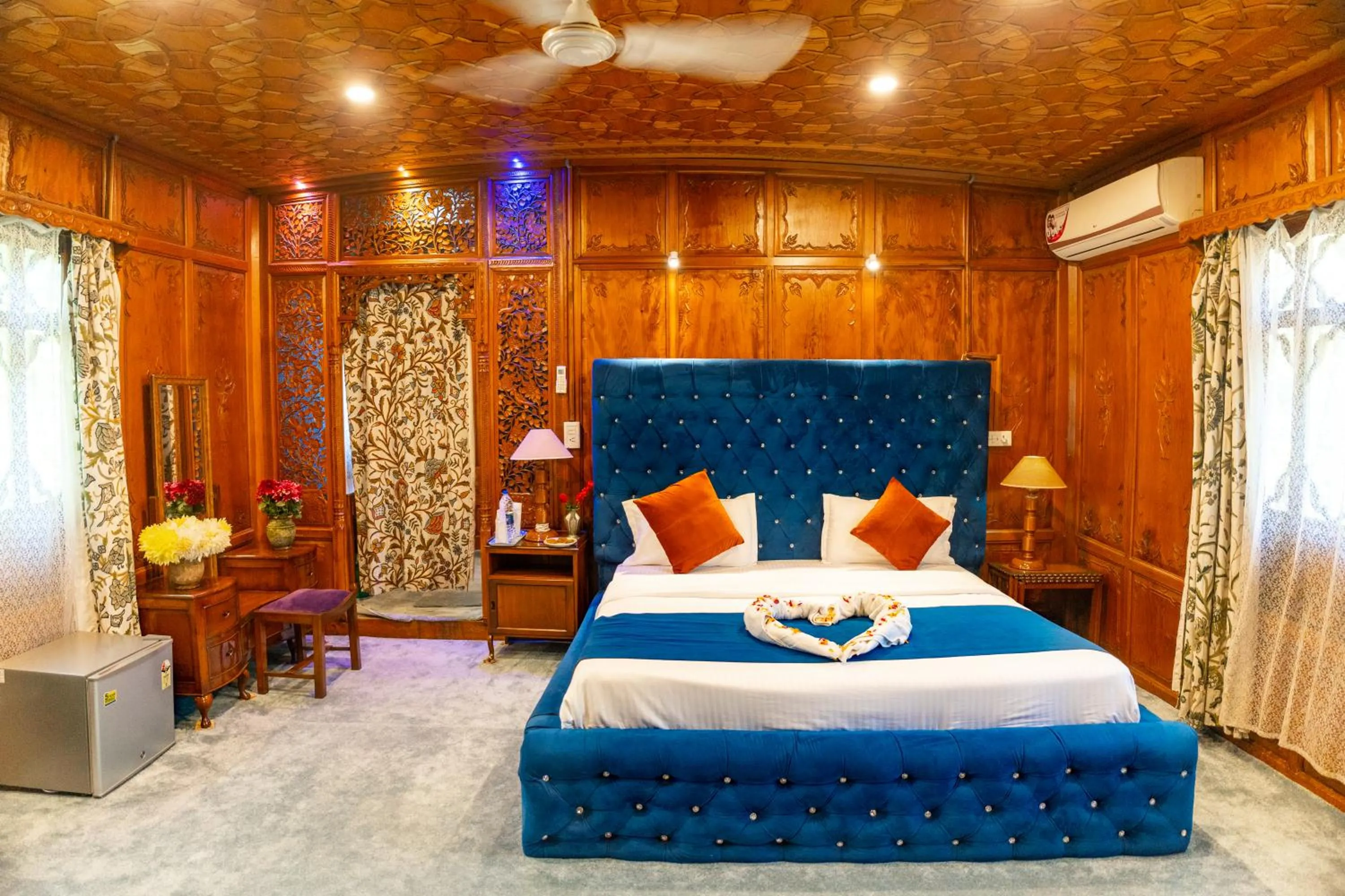 Bed in Wangnoo Heritage Houseboats