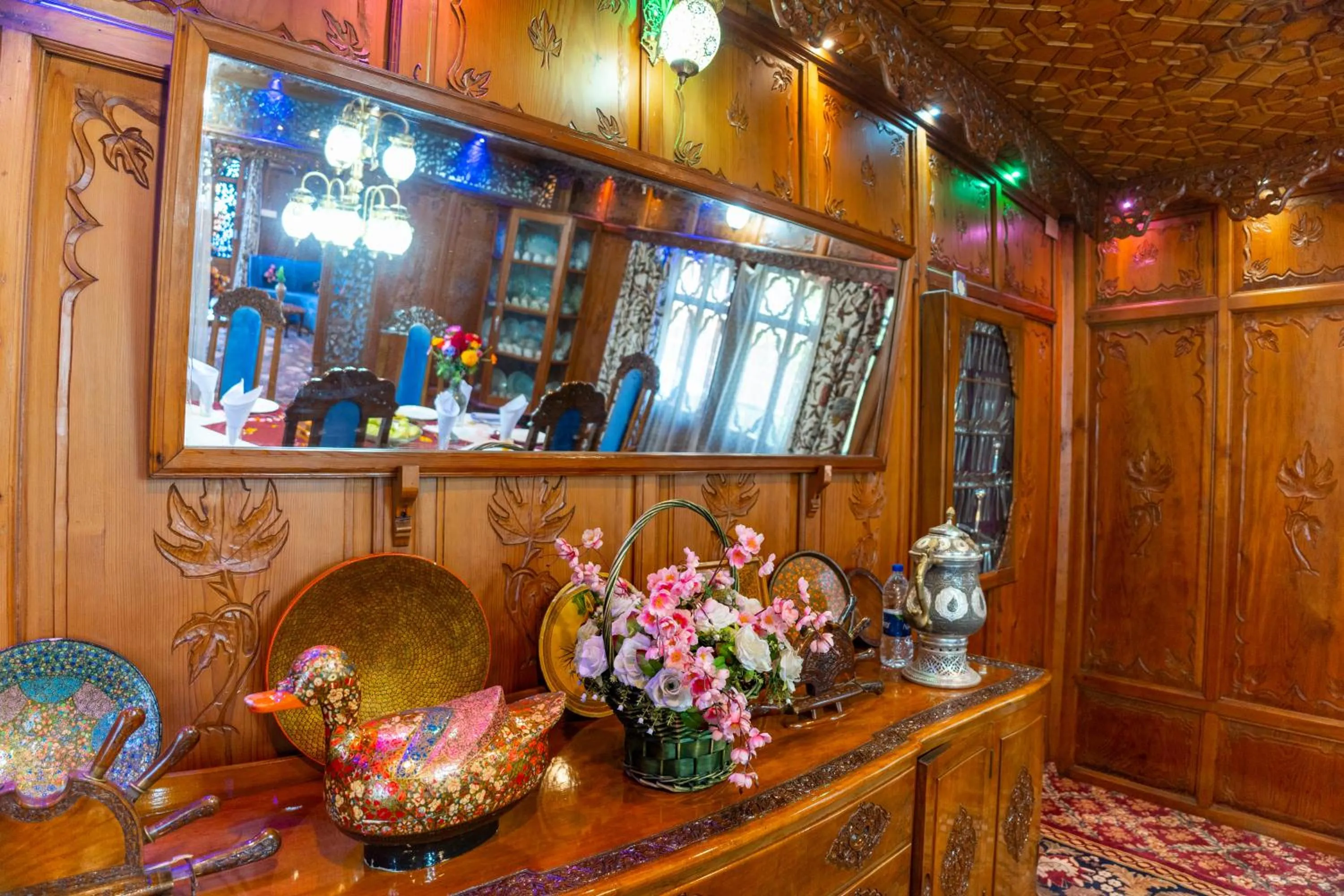 Dining area in Wangnoo Heritage Houseboats