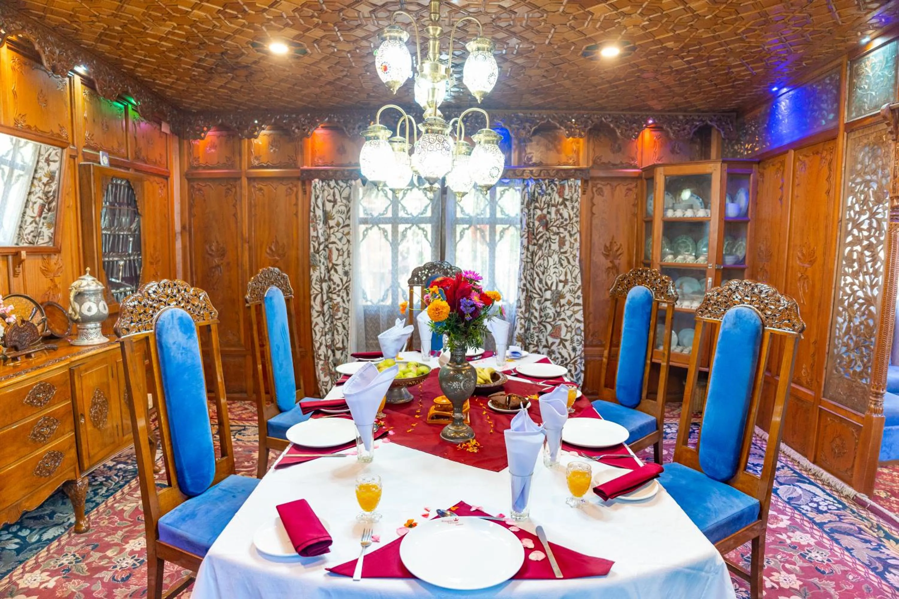 Dining area in Wangnoo Heritage Houseboats