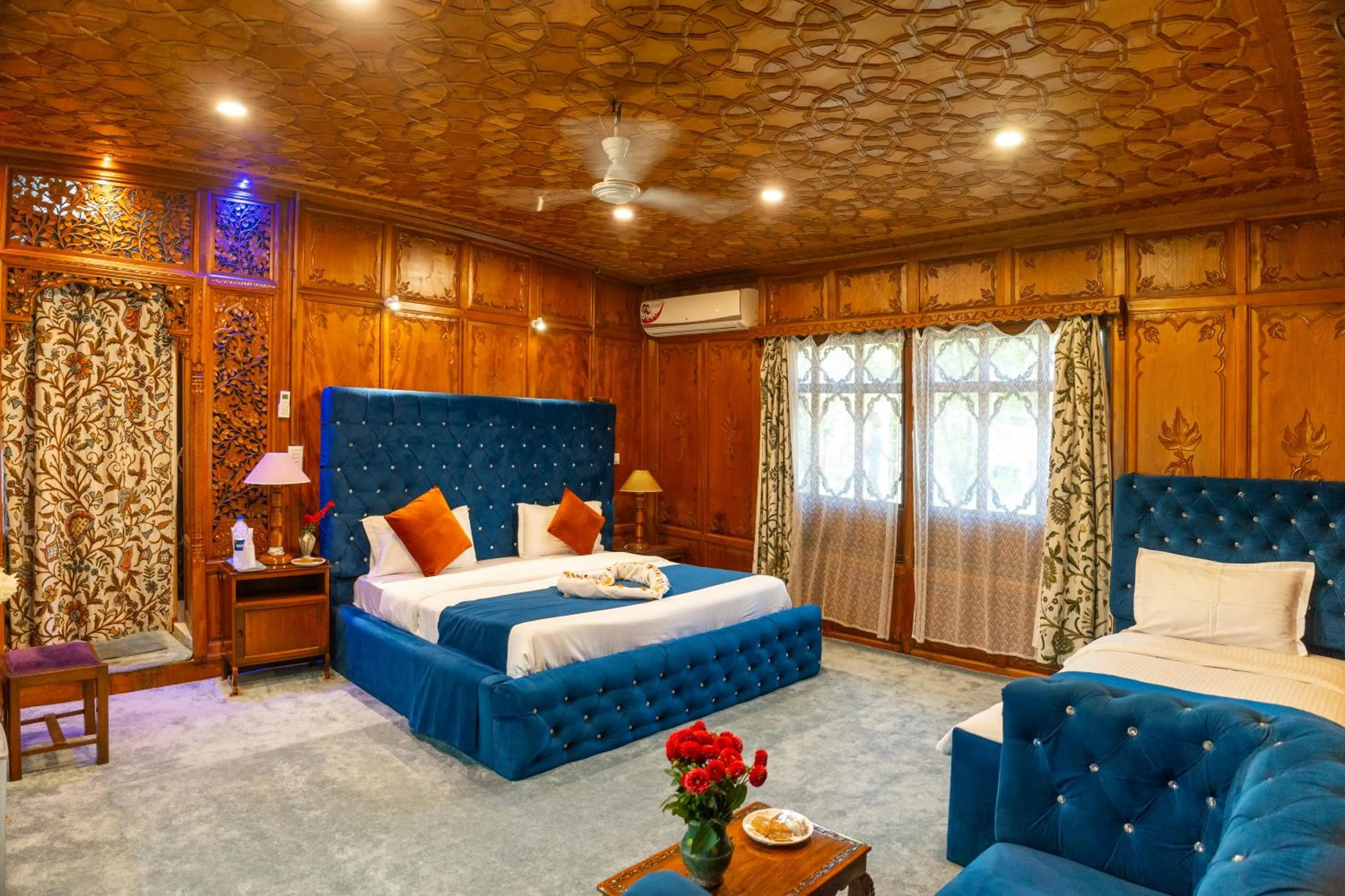 Bed in Wangnoo Heritage Houseboats