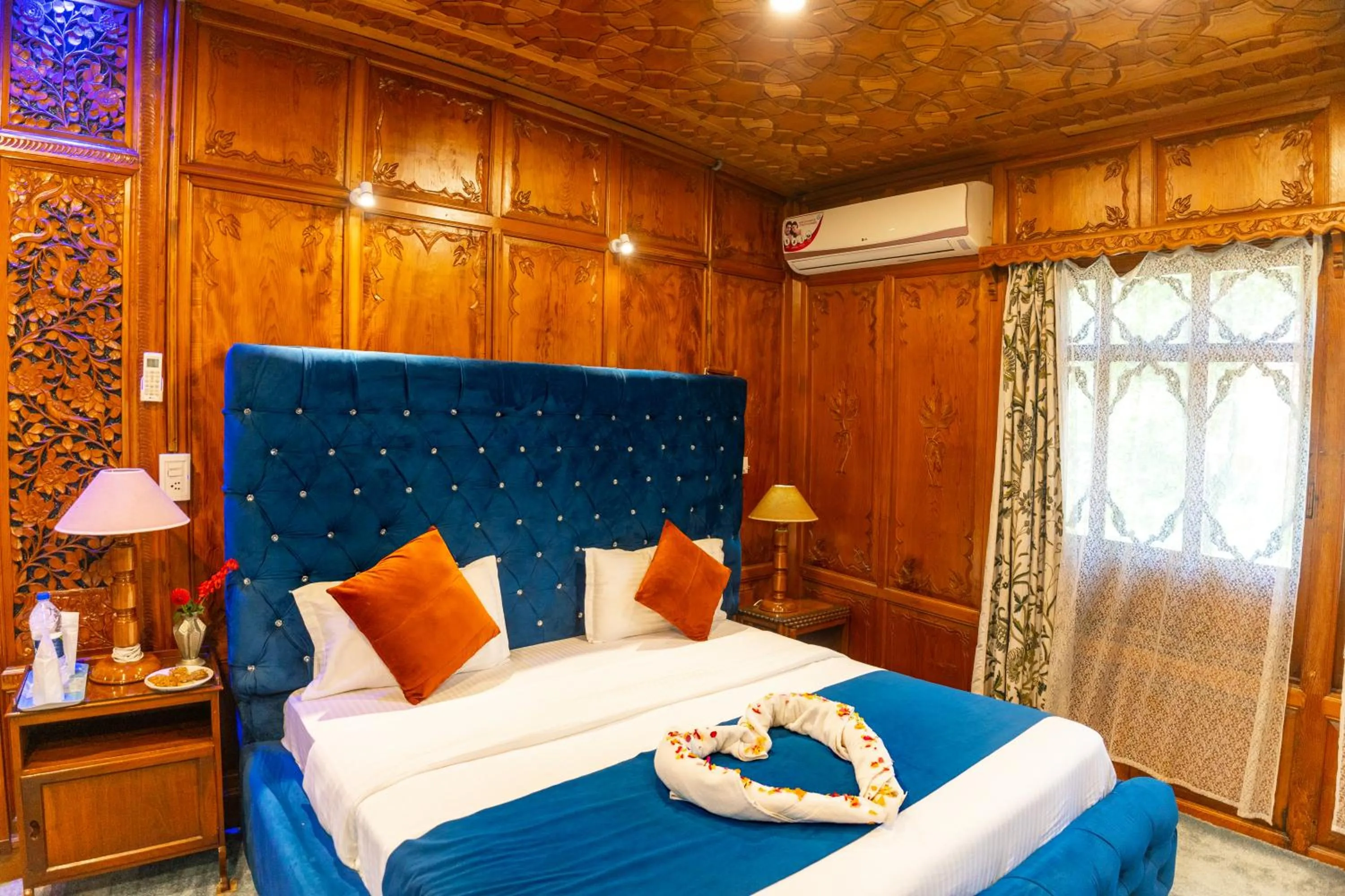 Bed in Wangnoo Heritage Houseboats