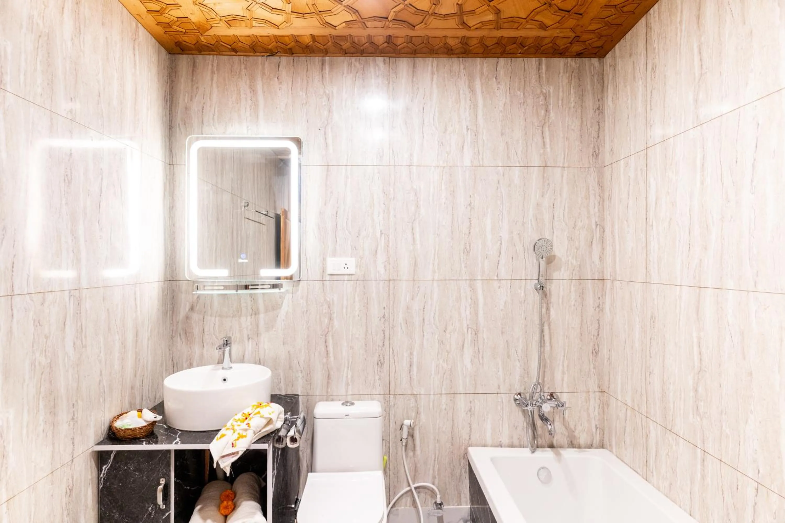 Bathroom in Wangnoo Heritage Houseboats