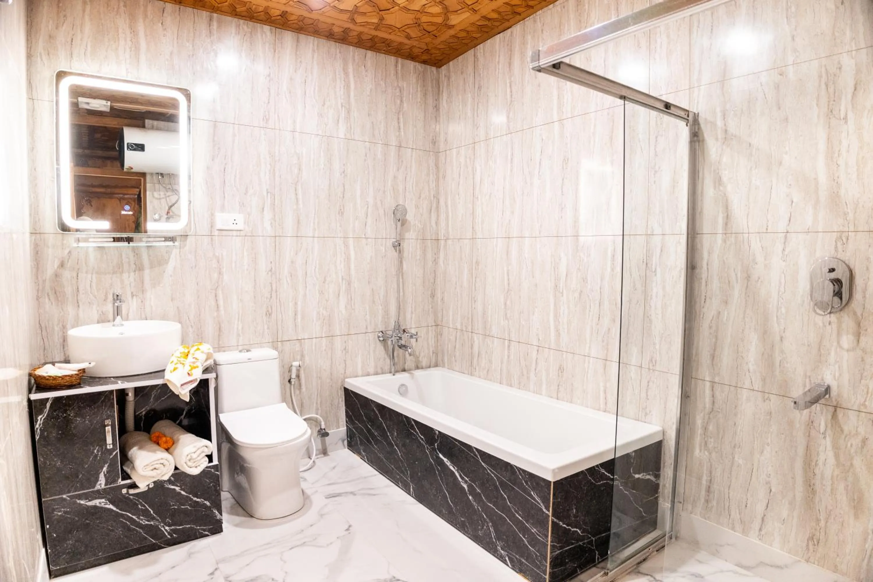 Bathroom in Wangnoo Heritage Houseboats