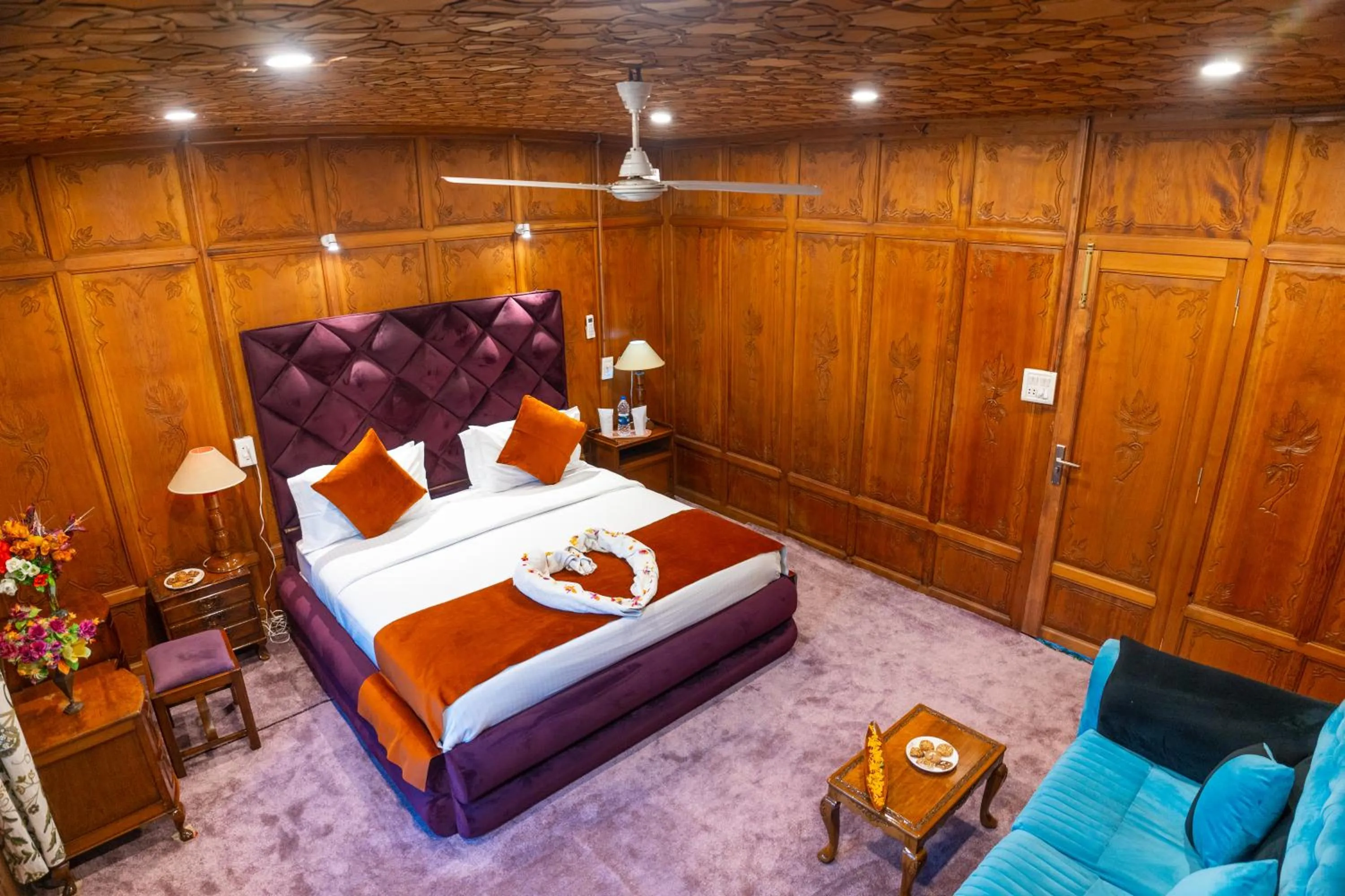 Bed in Wangnoo Heritage Houseboats