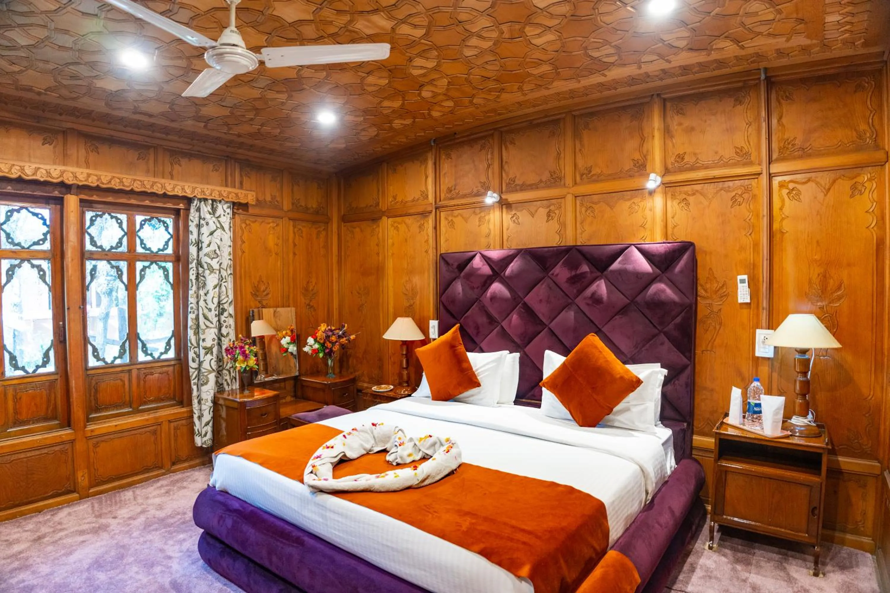 Bed in Wangnoo Heritage Houseboats