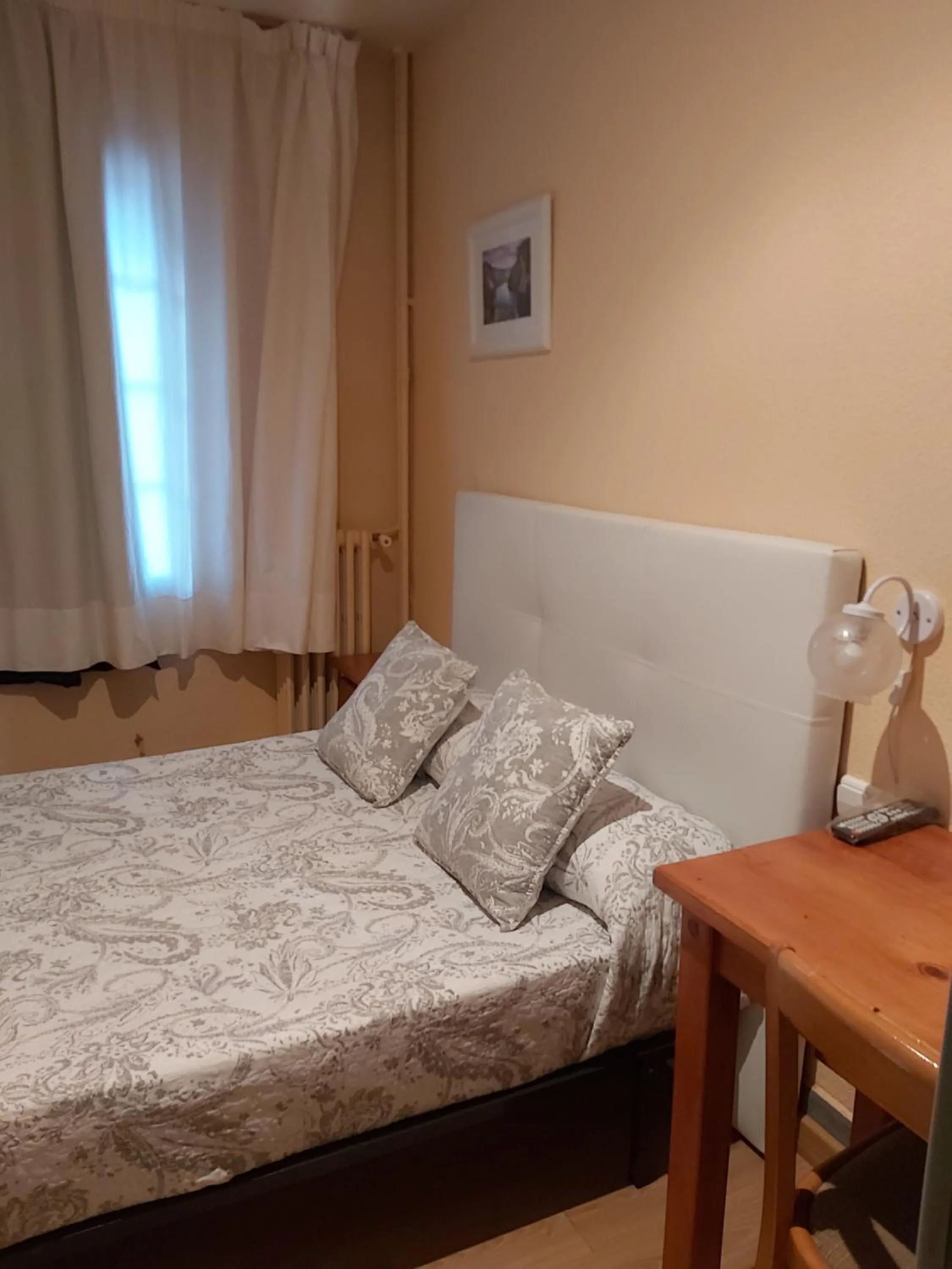 Photo of the whole room, Bed in Hostal Porta De Núria