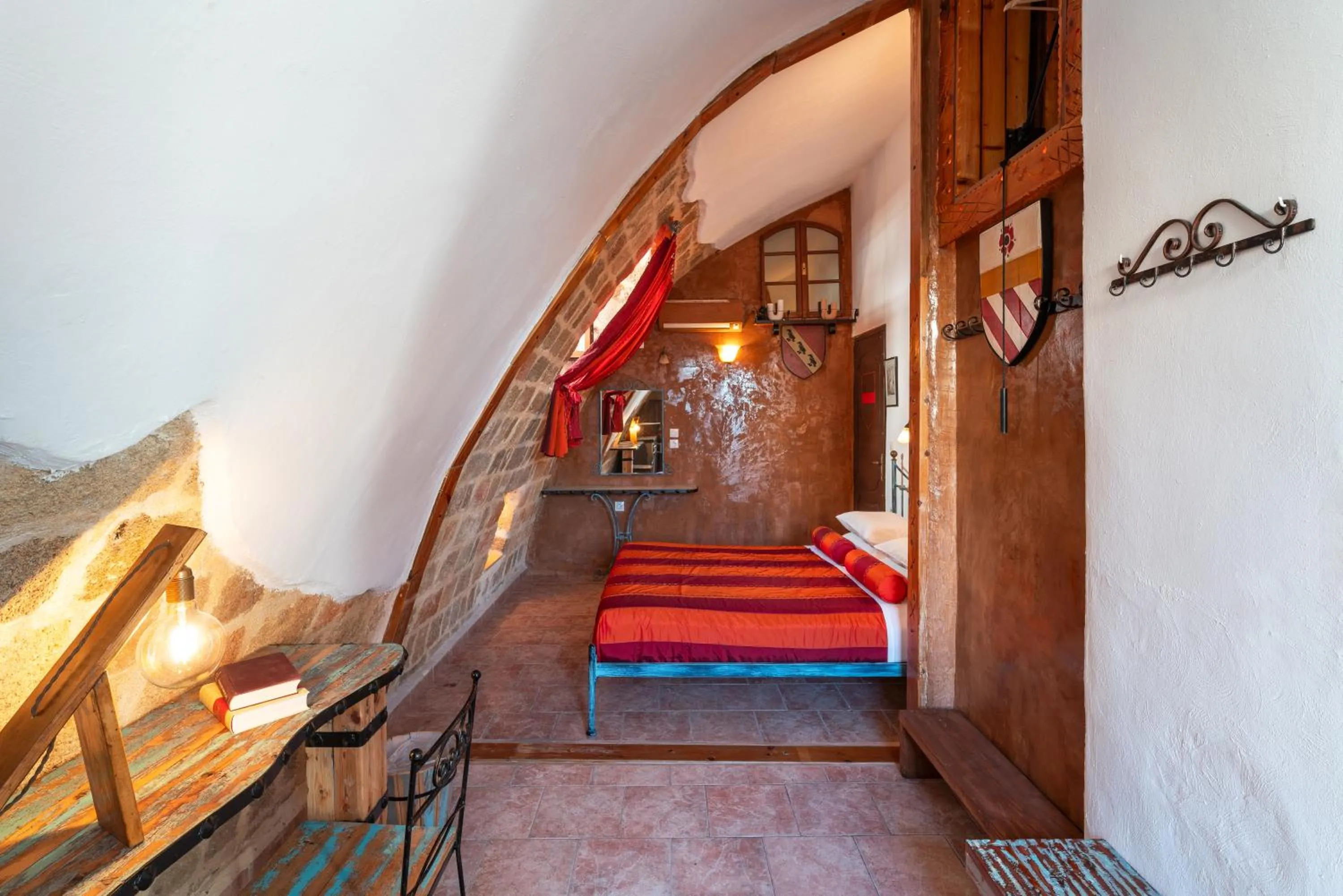 Photo of the whole room, Bed in Cava d'Oro
