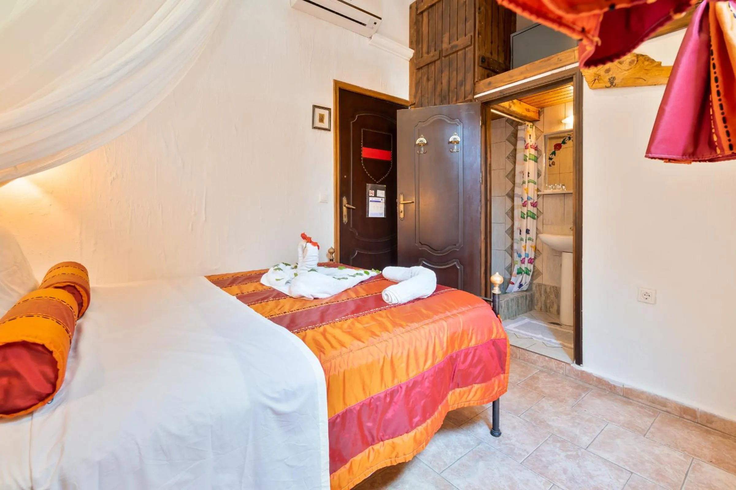 Photo of the whole room, Bed in Cava d'Oro