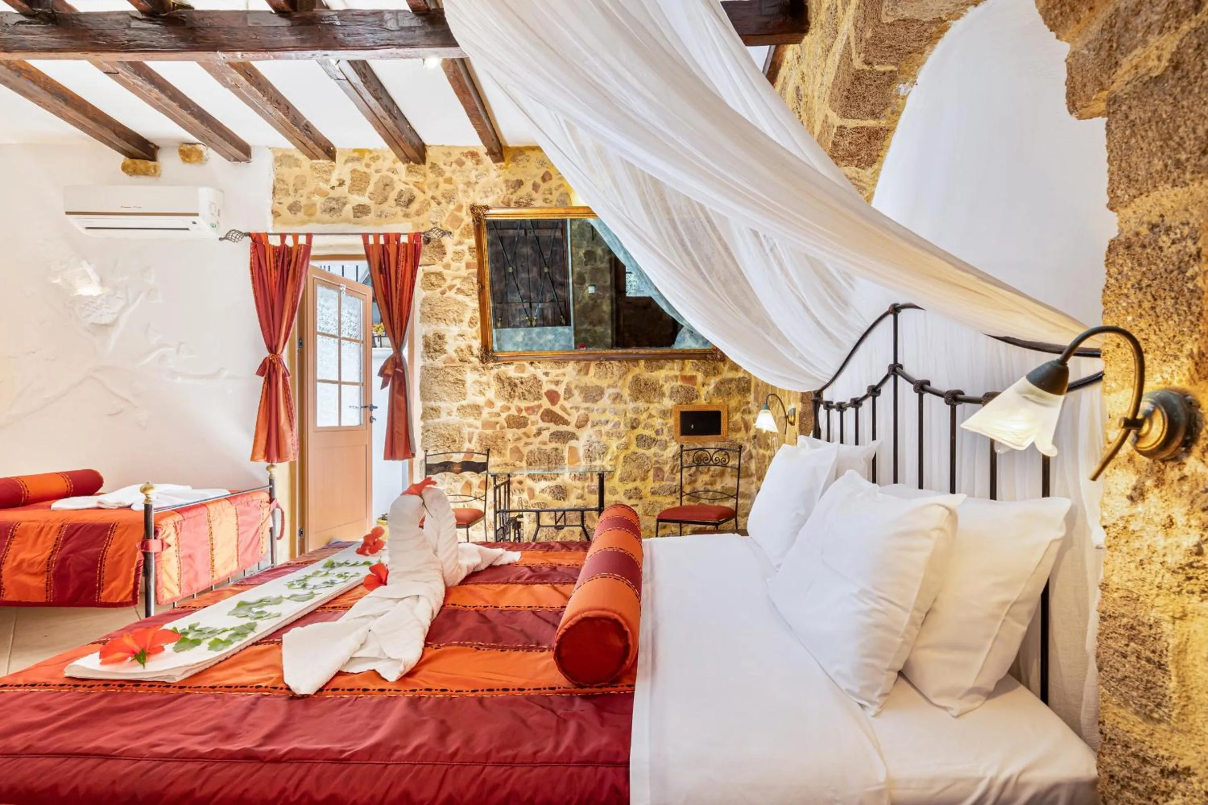 Photo of the whole room, Bed in Cava d'Oro