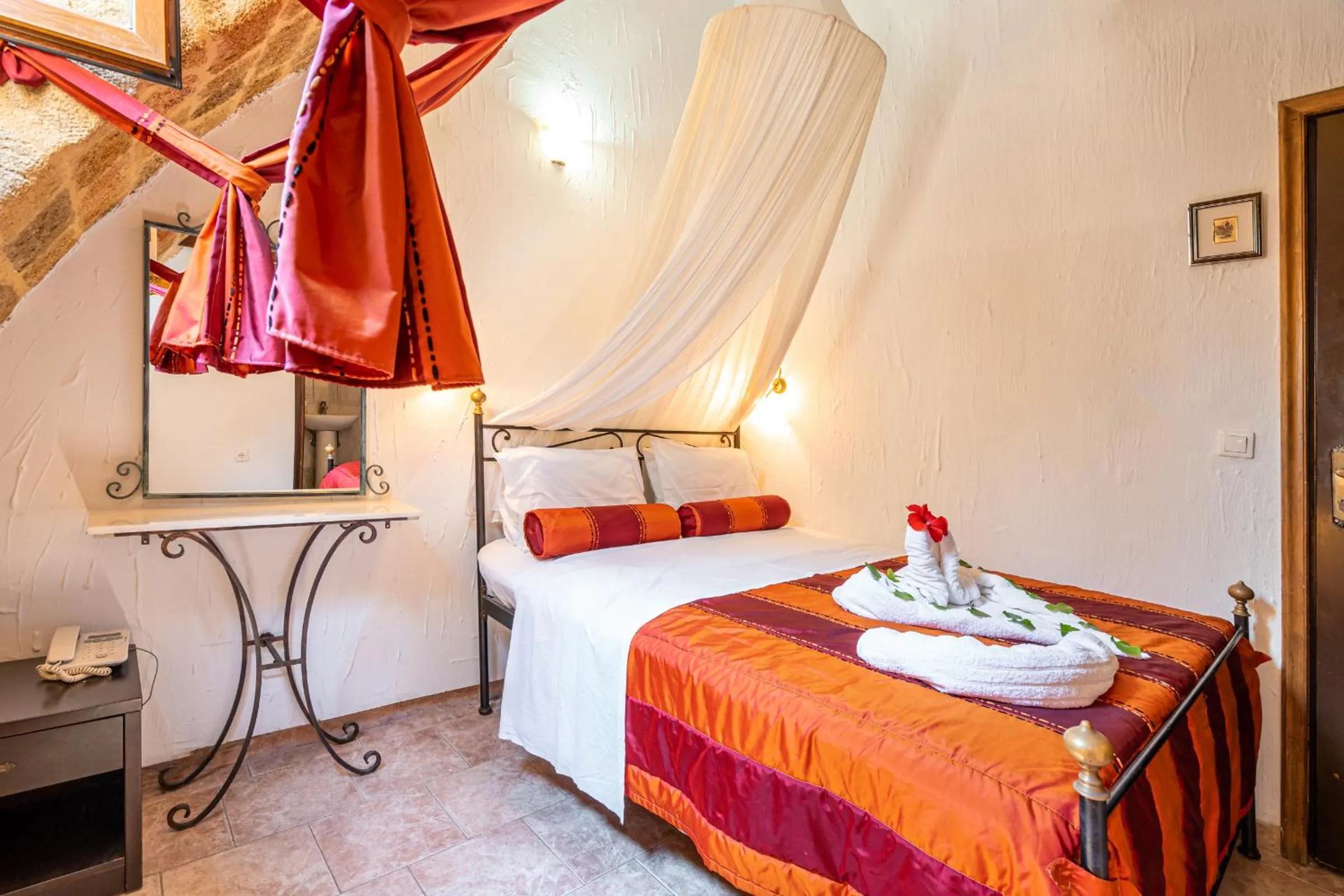 Photo of the whole room, Bed in Cava d'Oro