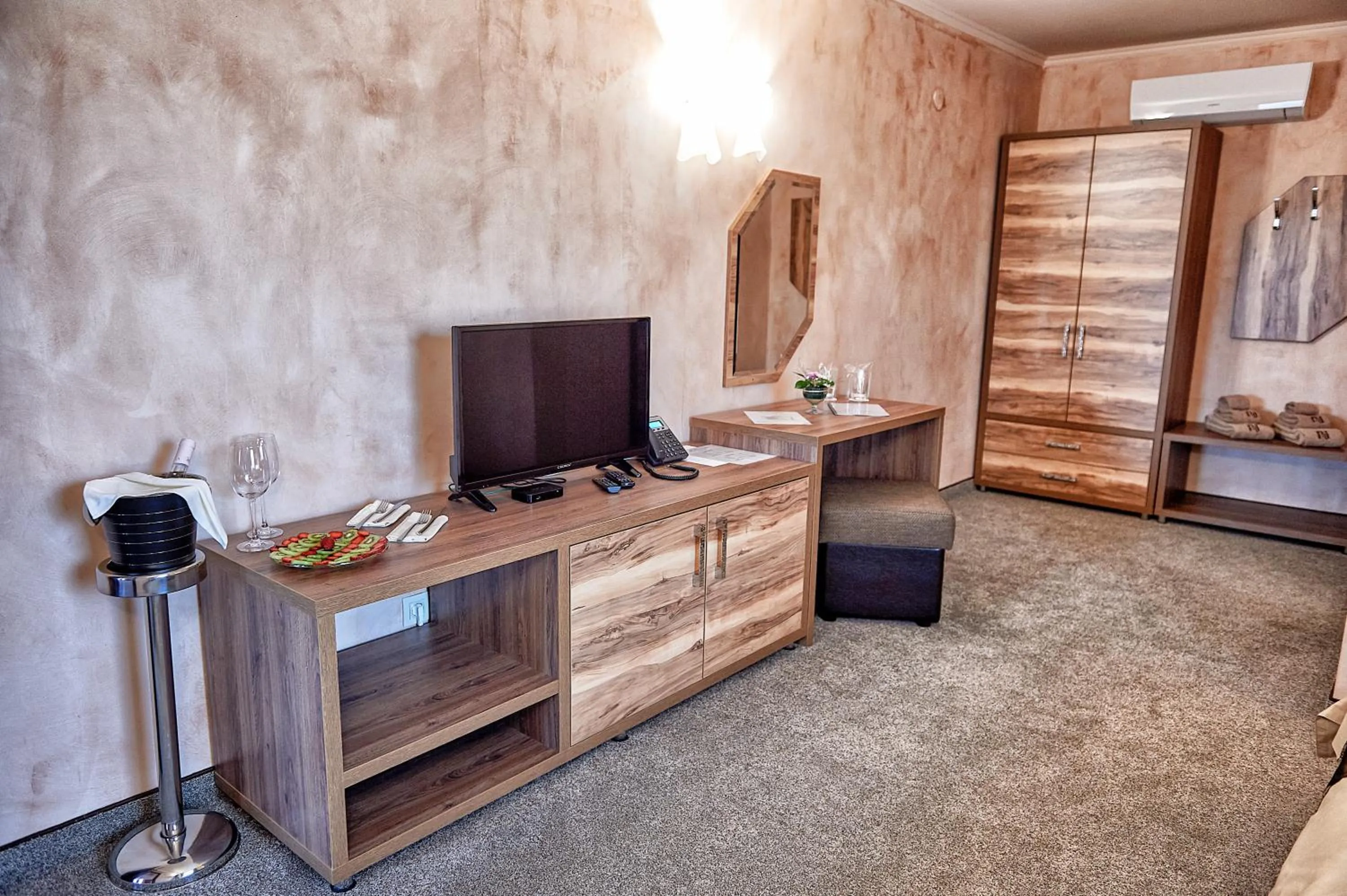 Communal lounge/ TV room in Platinum Image Hotel