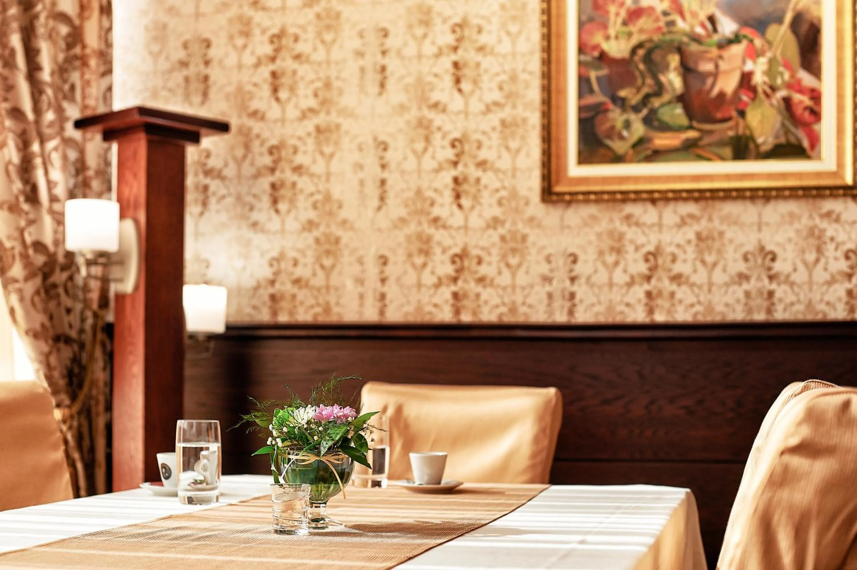 Restaurant/places to eat in Platinum Image Hotel