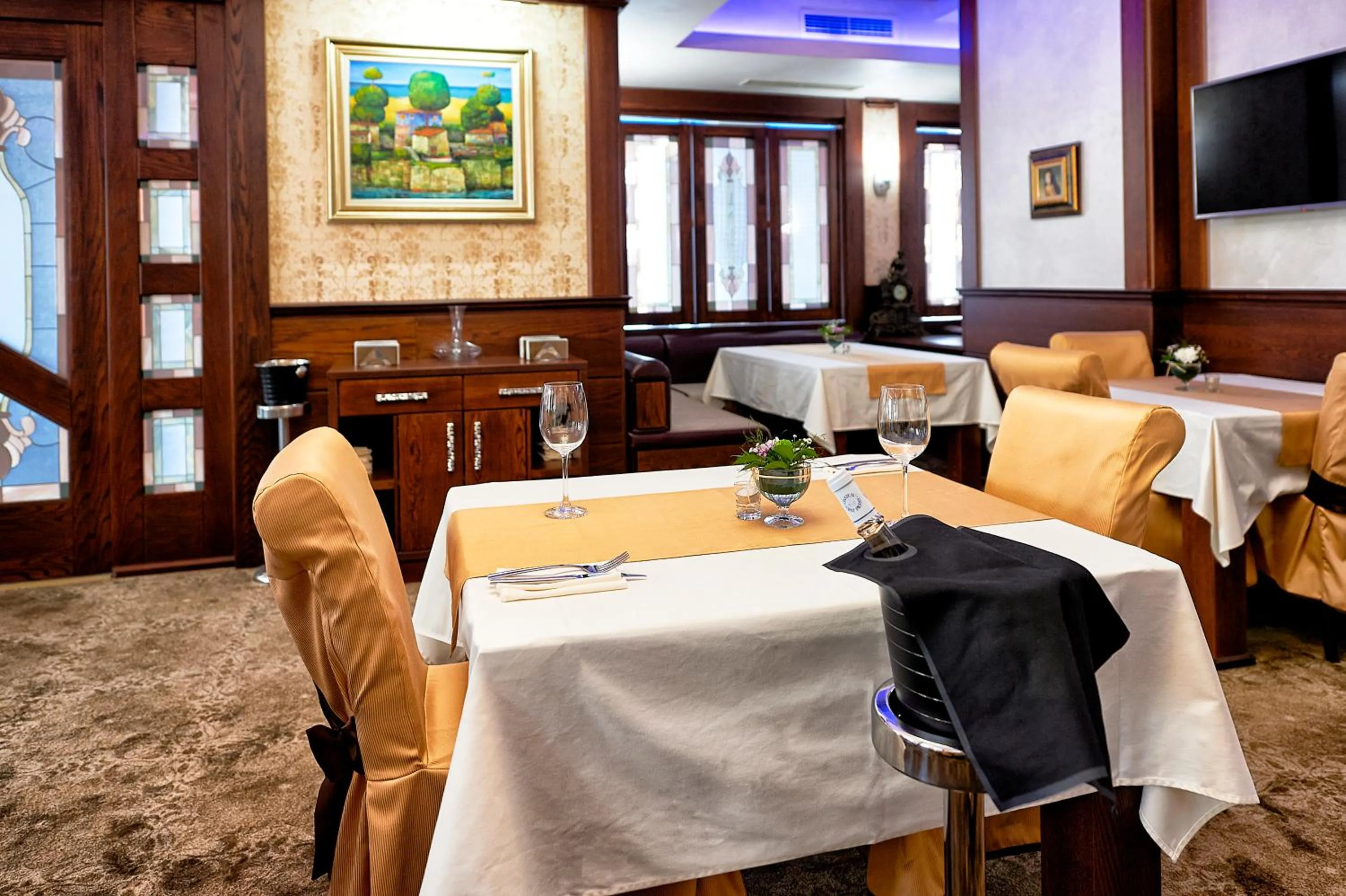 Restaurant/places to eat in Platinum Image Hotel