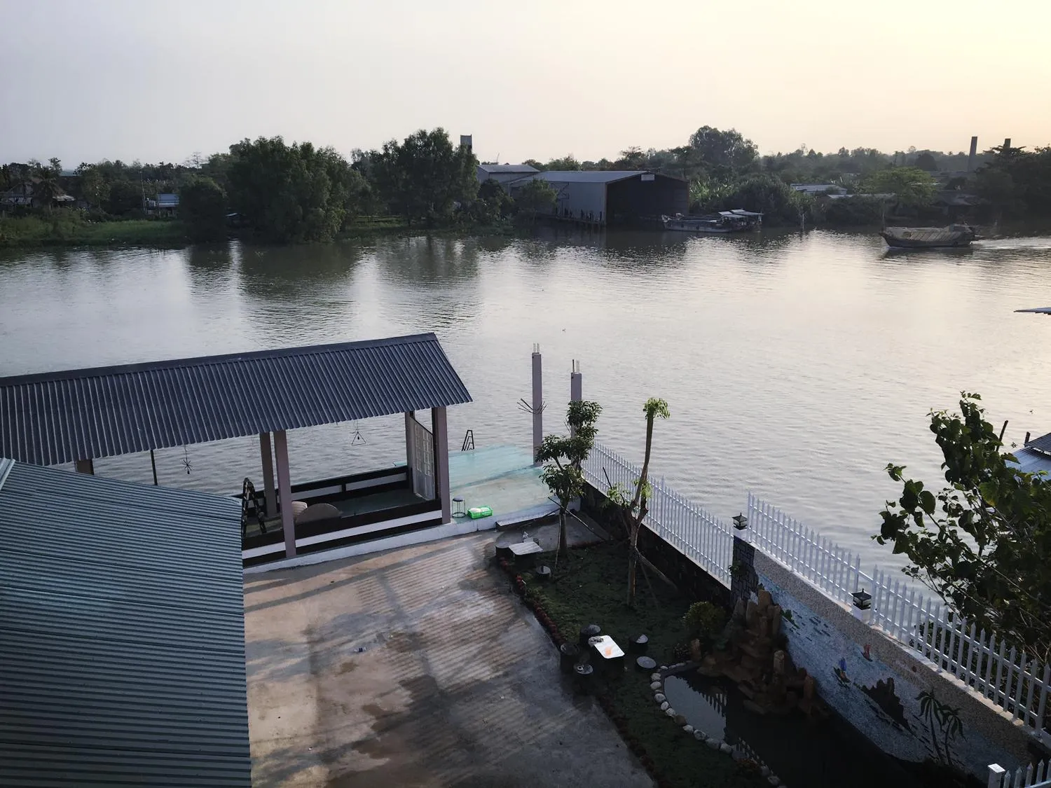 Sao Khue Riverside Hotel & Coffee