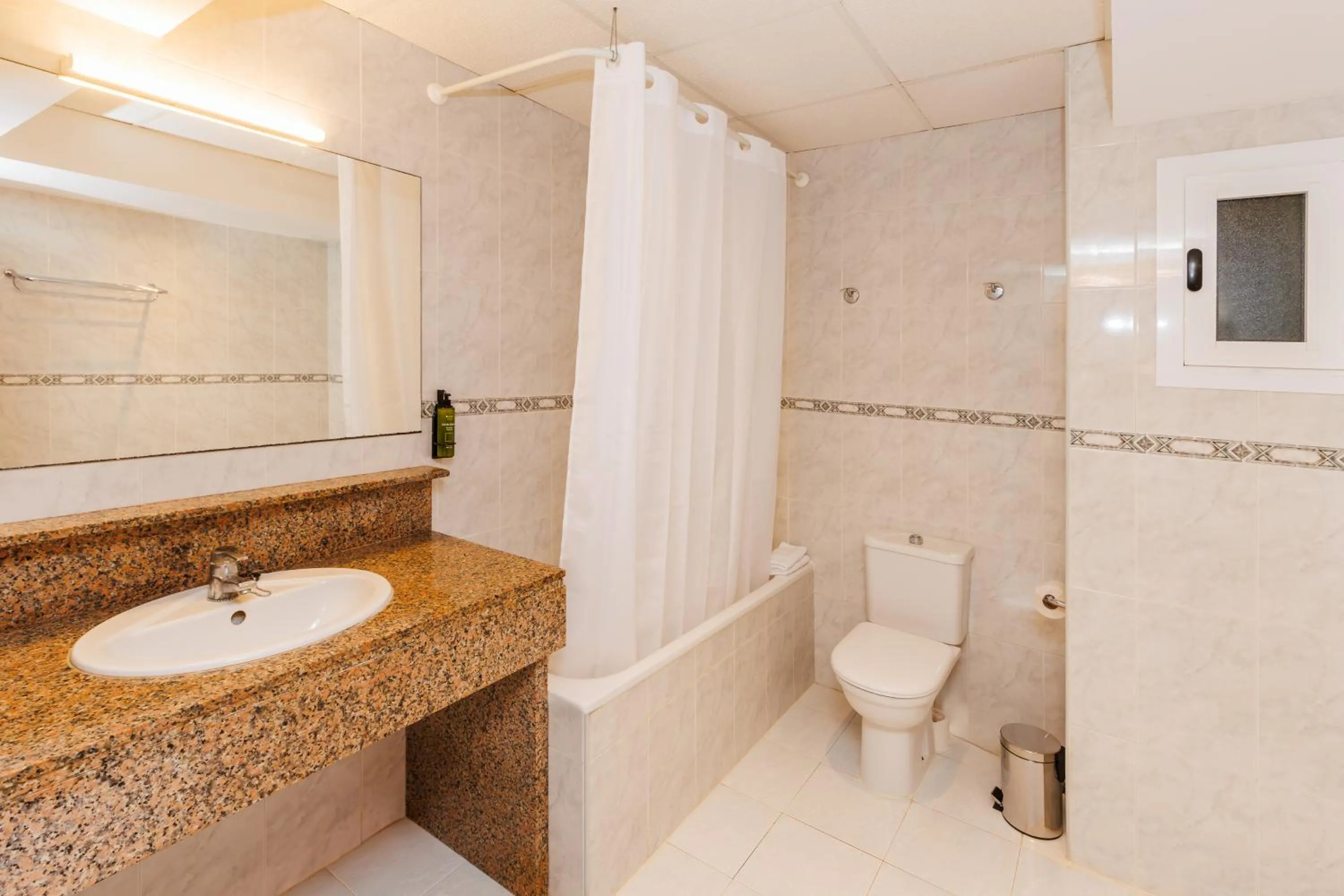 Photo of the whole room in O7 Colombo