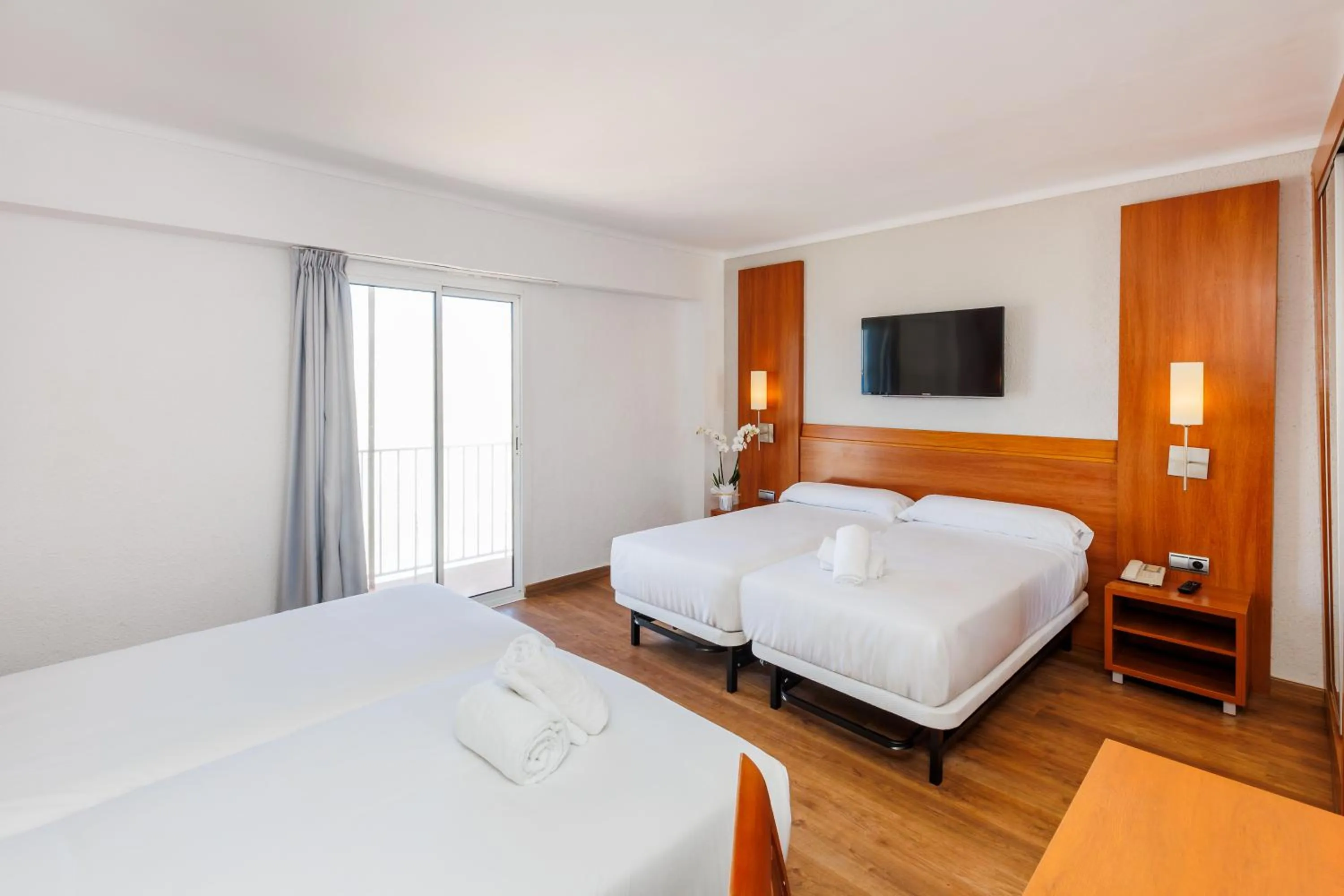 Photo of the whole room, Bed in O7 Colombo