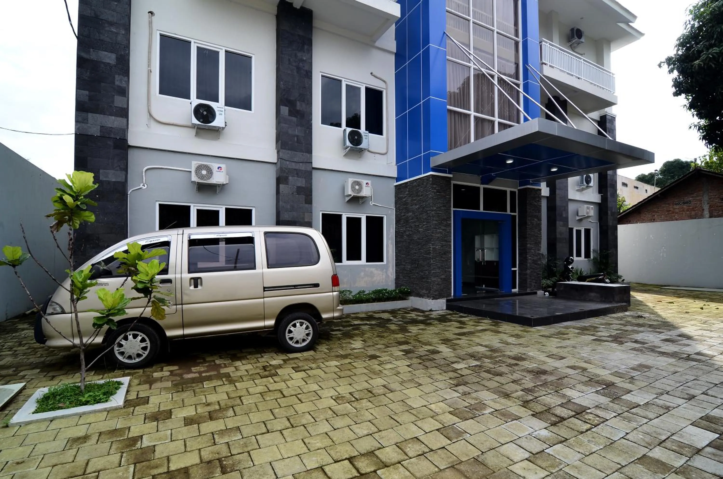 Facade/entrance in RedDoorz near Museum Keraton Surakarta