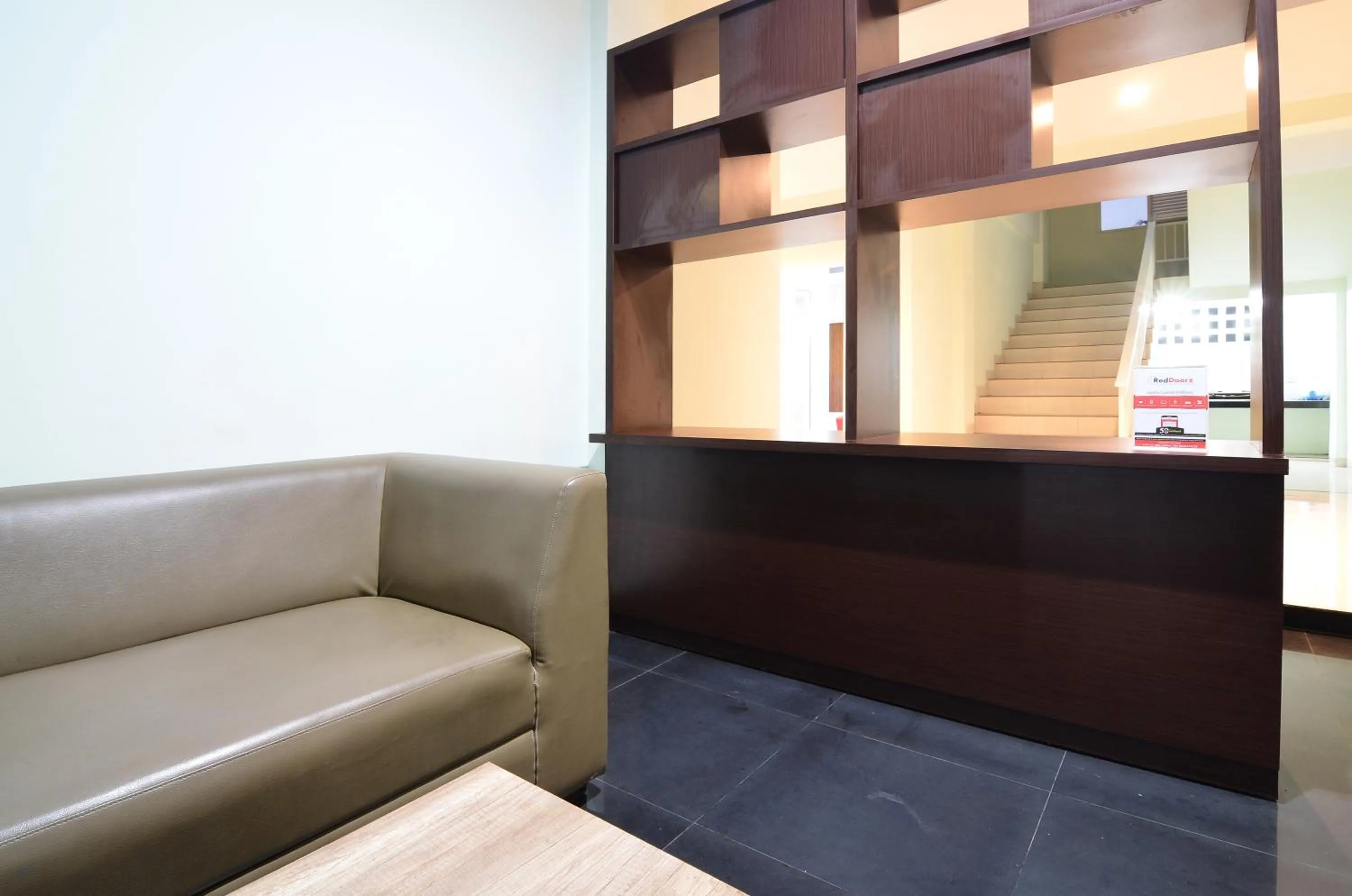 Living room in RedDoorz near Museum Keraton Surakarta