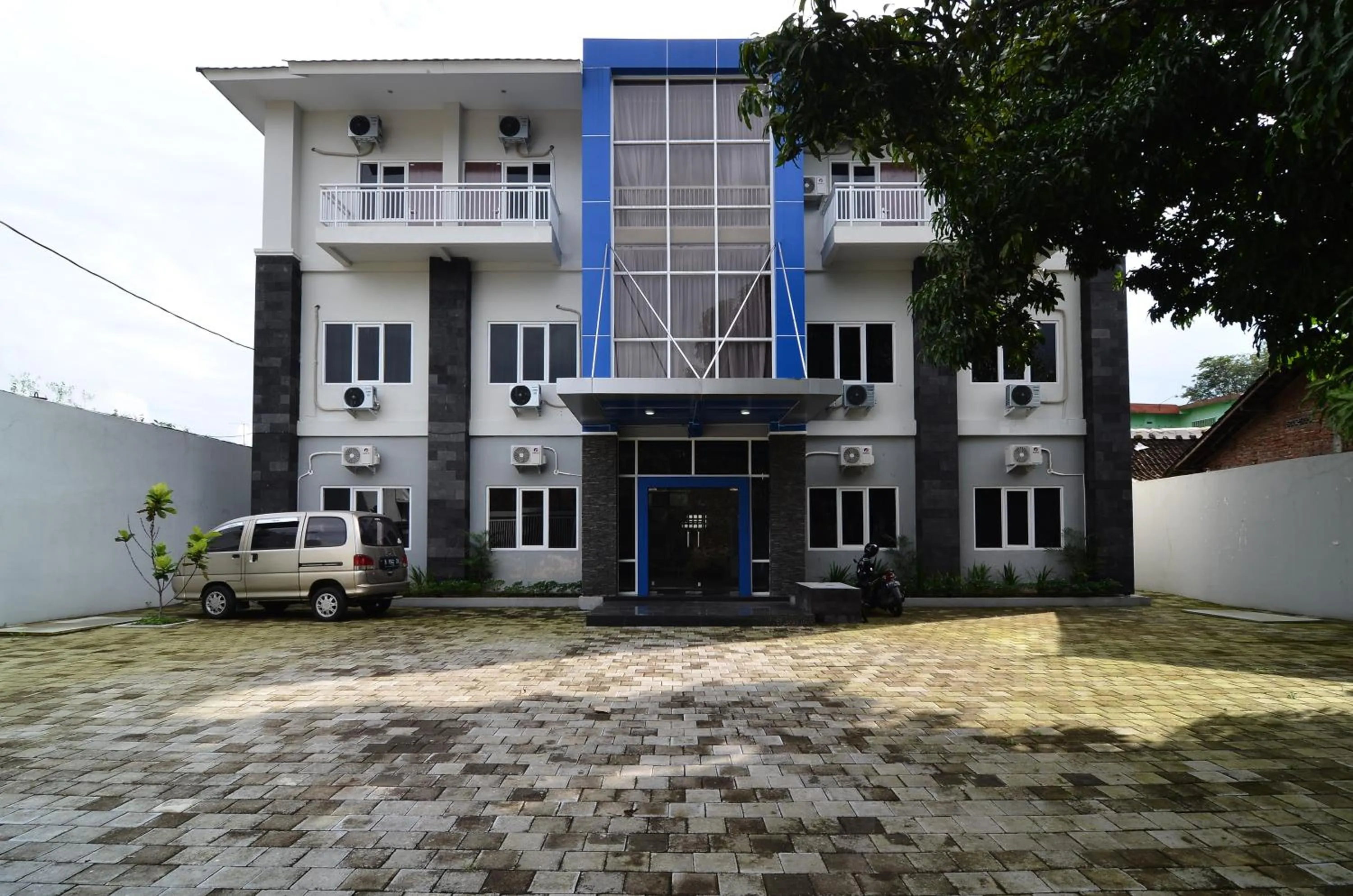 Property building in RedDoorz near Museum Keraton Surakarta
