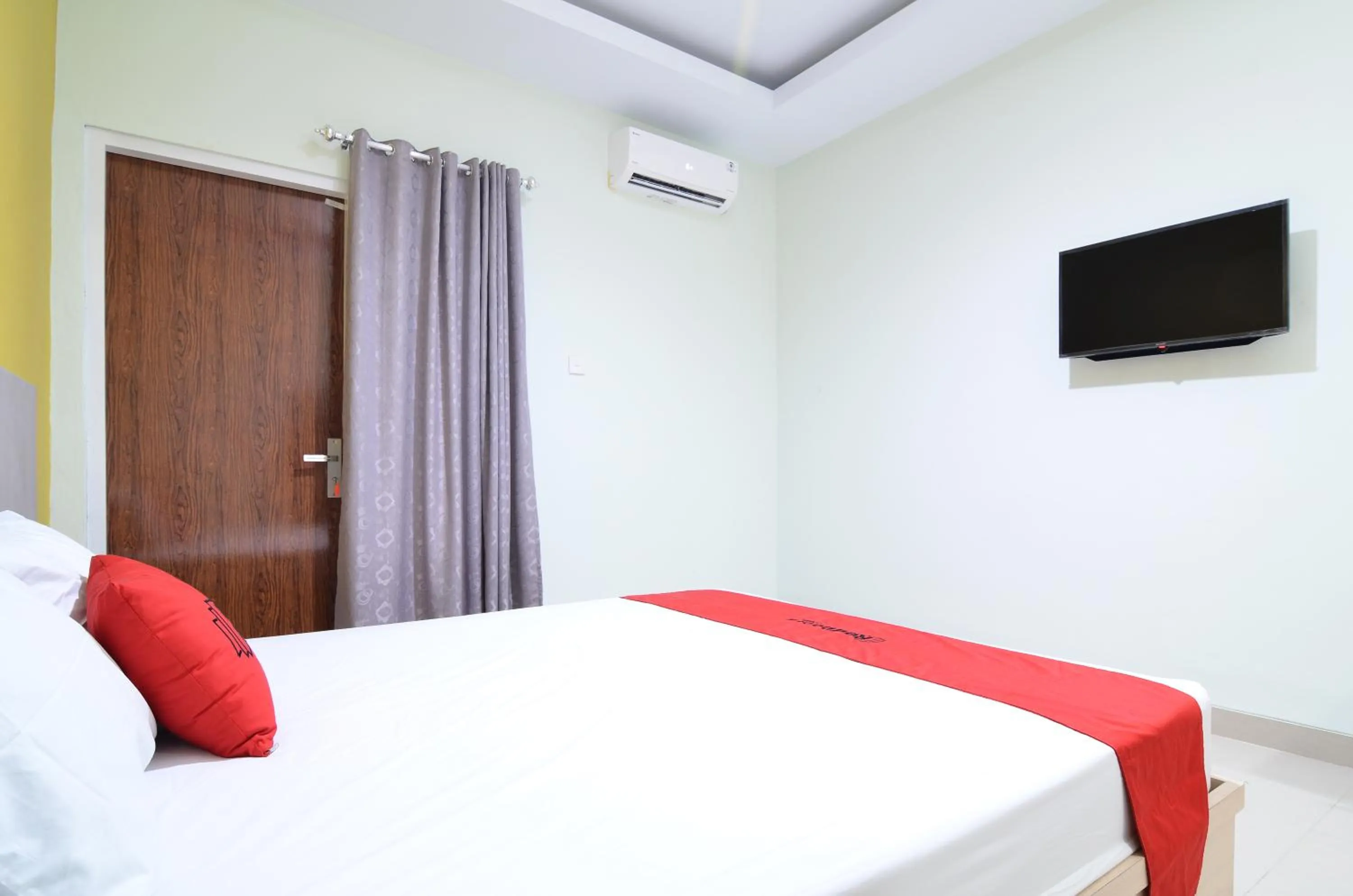 Bedroom, Bed in RedDoorz near Museum Keraton Surakarta