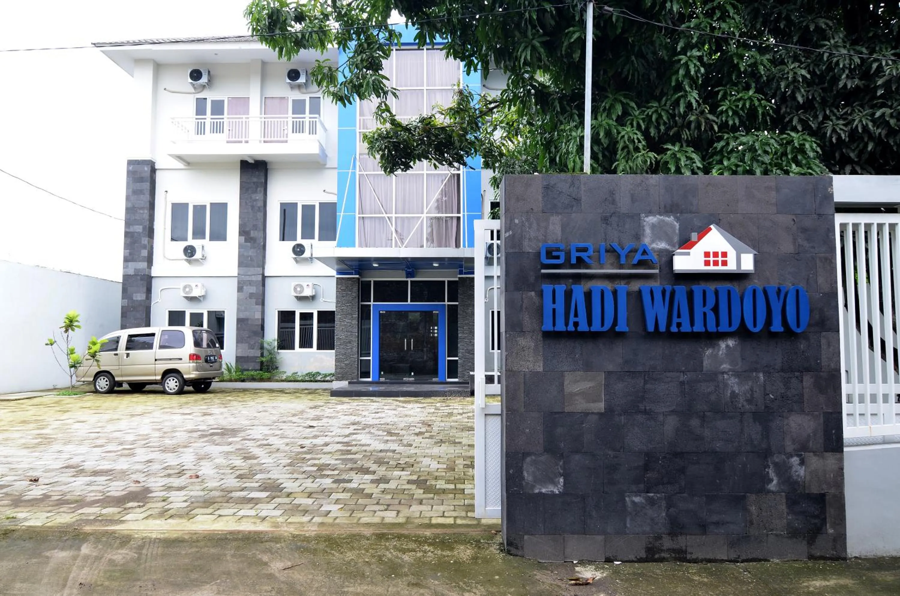 Facade/entrance in RedDoorz near Museum Keraton Surakarta