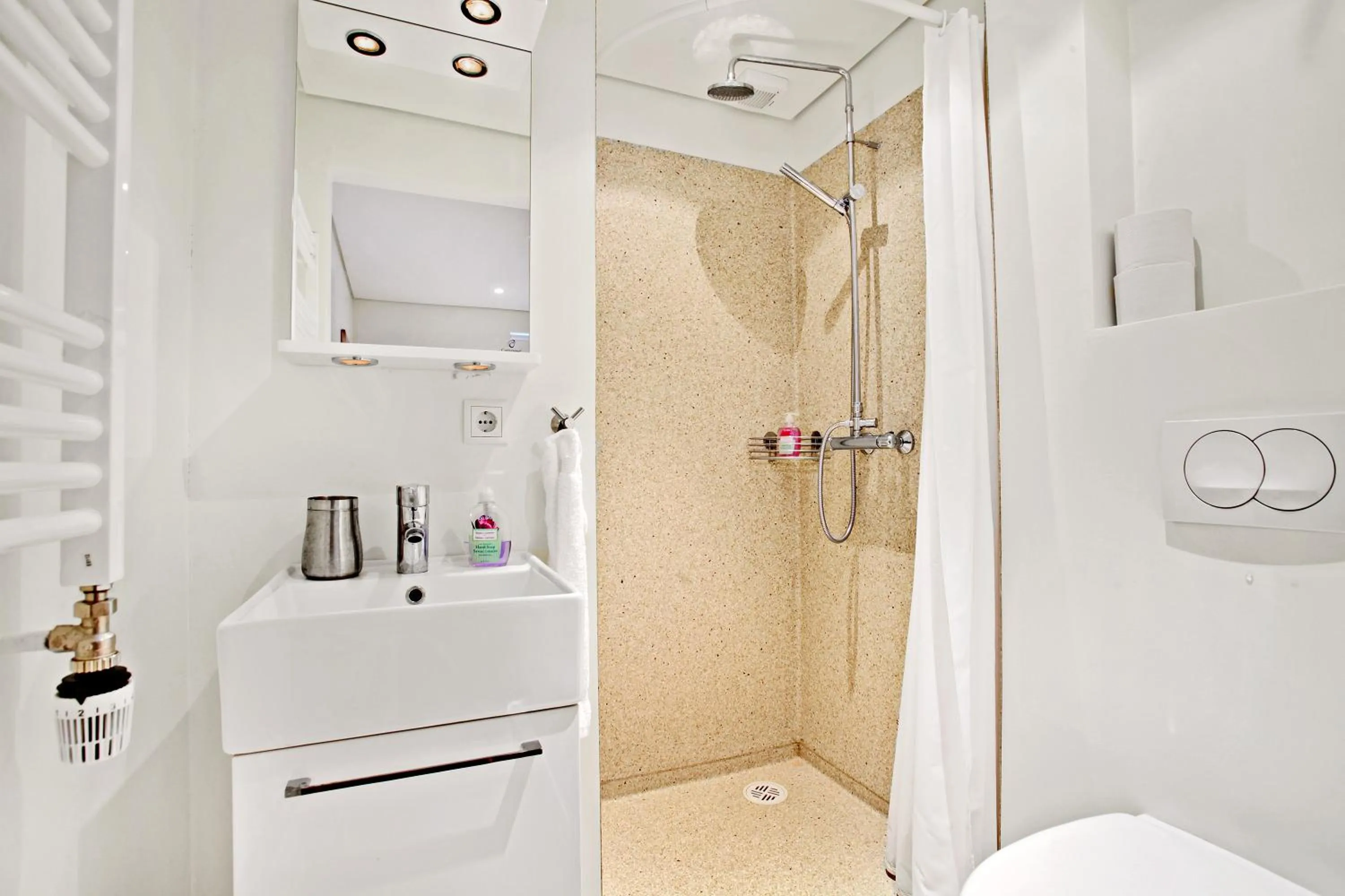 Shower in Alfred's Apartments