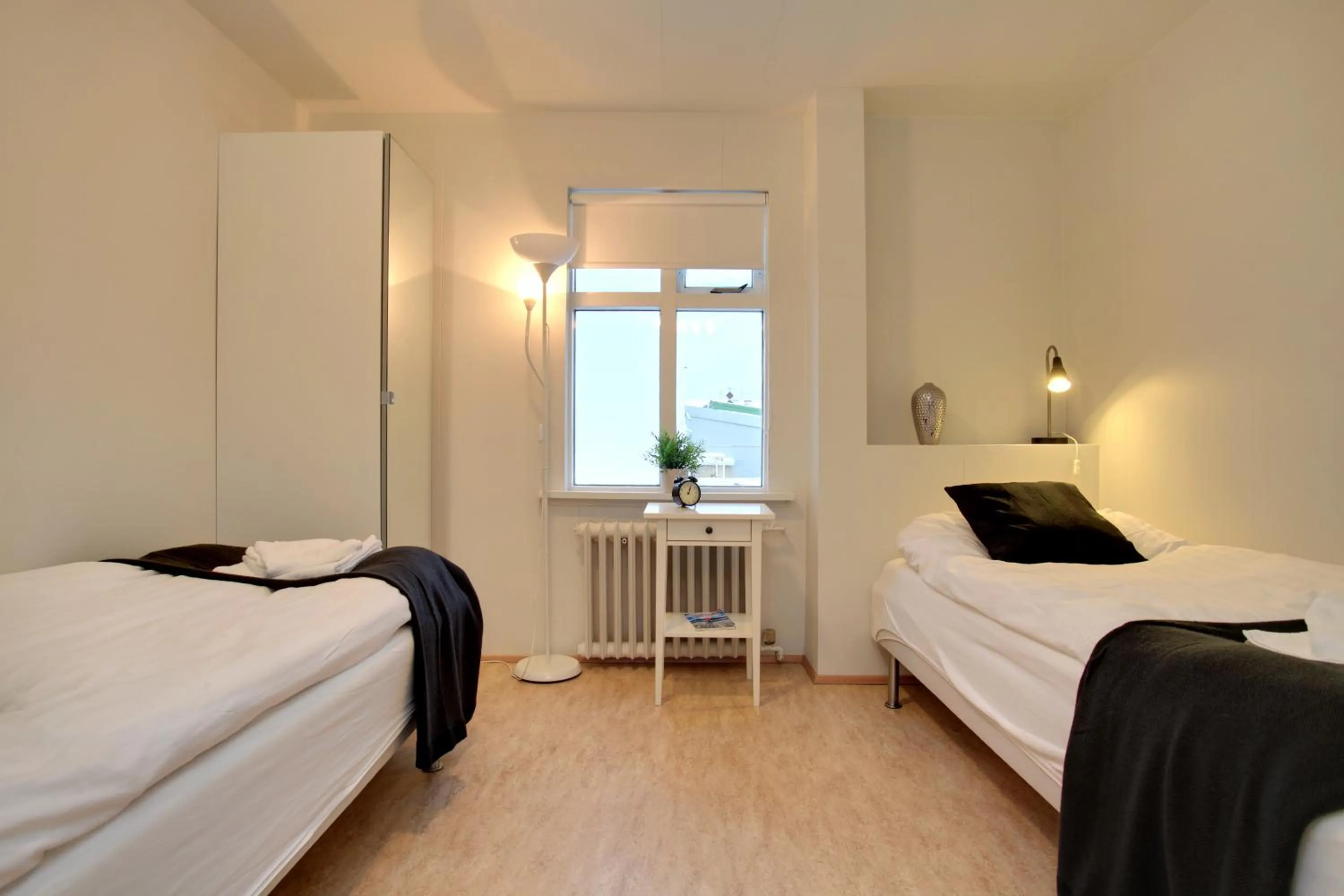 Bedroom, Bed in Alfred's Apartments