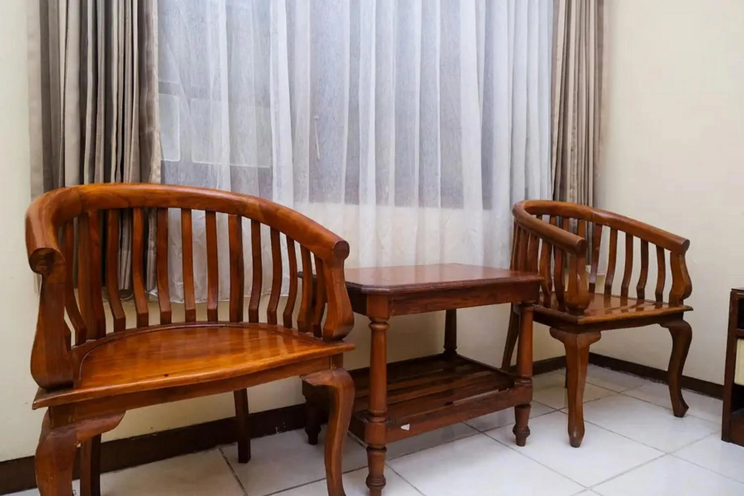 Seating area in RedDoorz Plus @ Laweyan