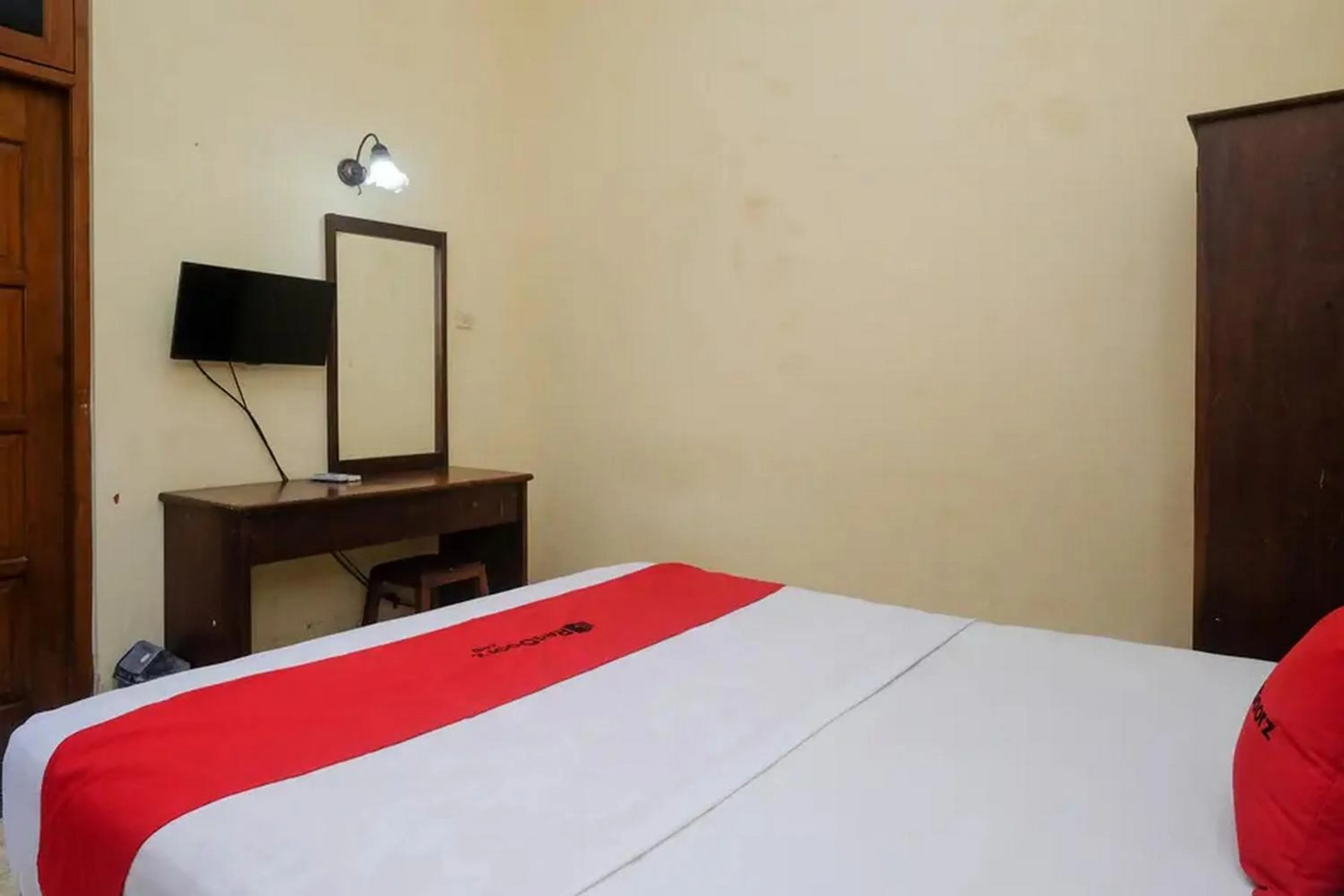 Bed in RedDoorz Plus @ Laweyan