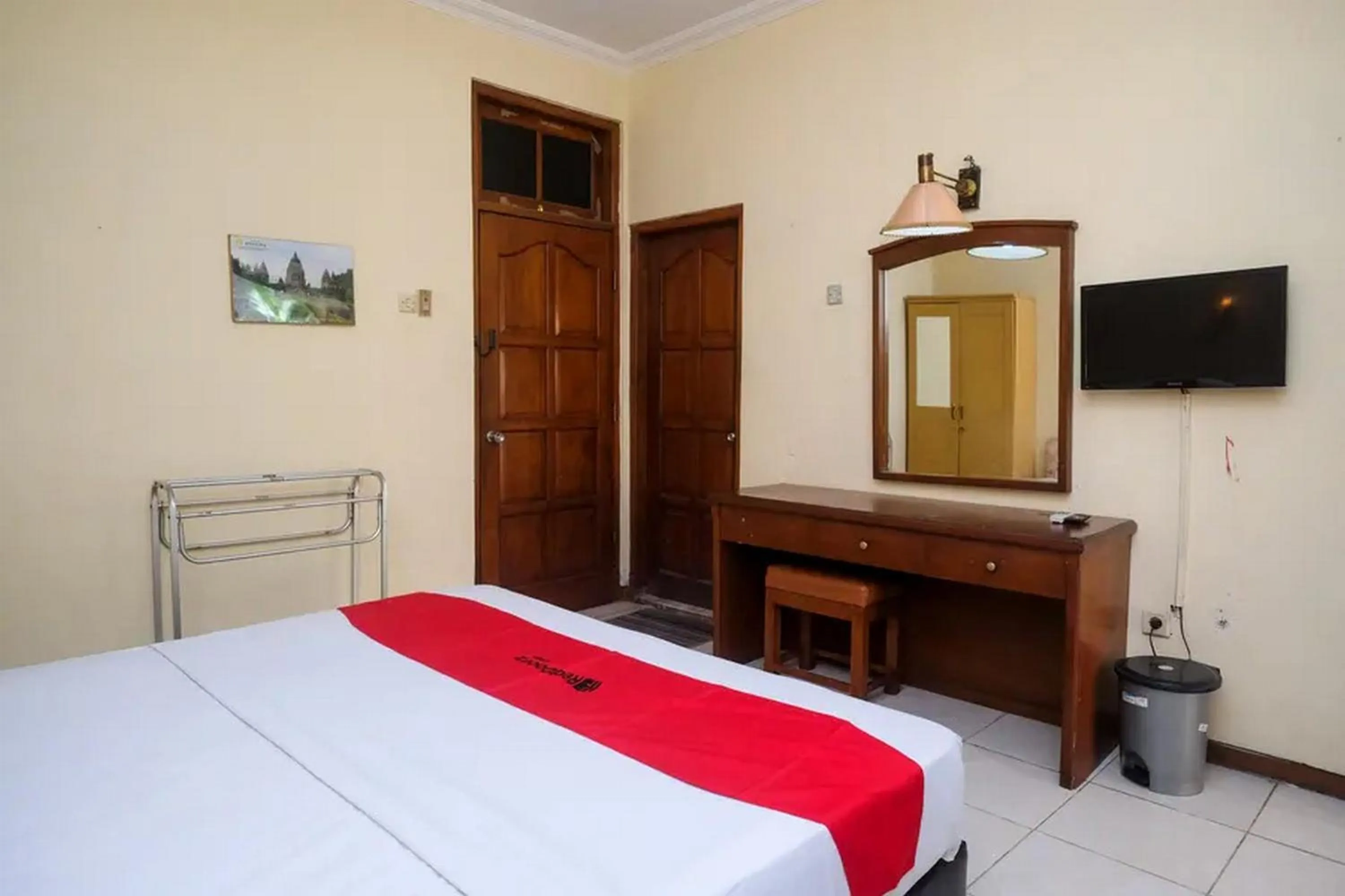 Bed in RedDoorz Plus @ Laweyan