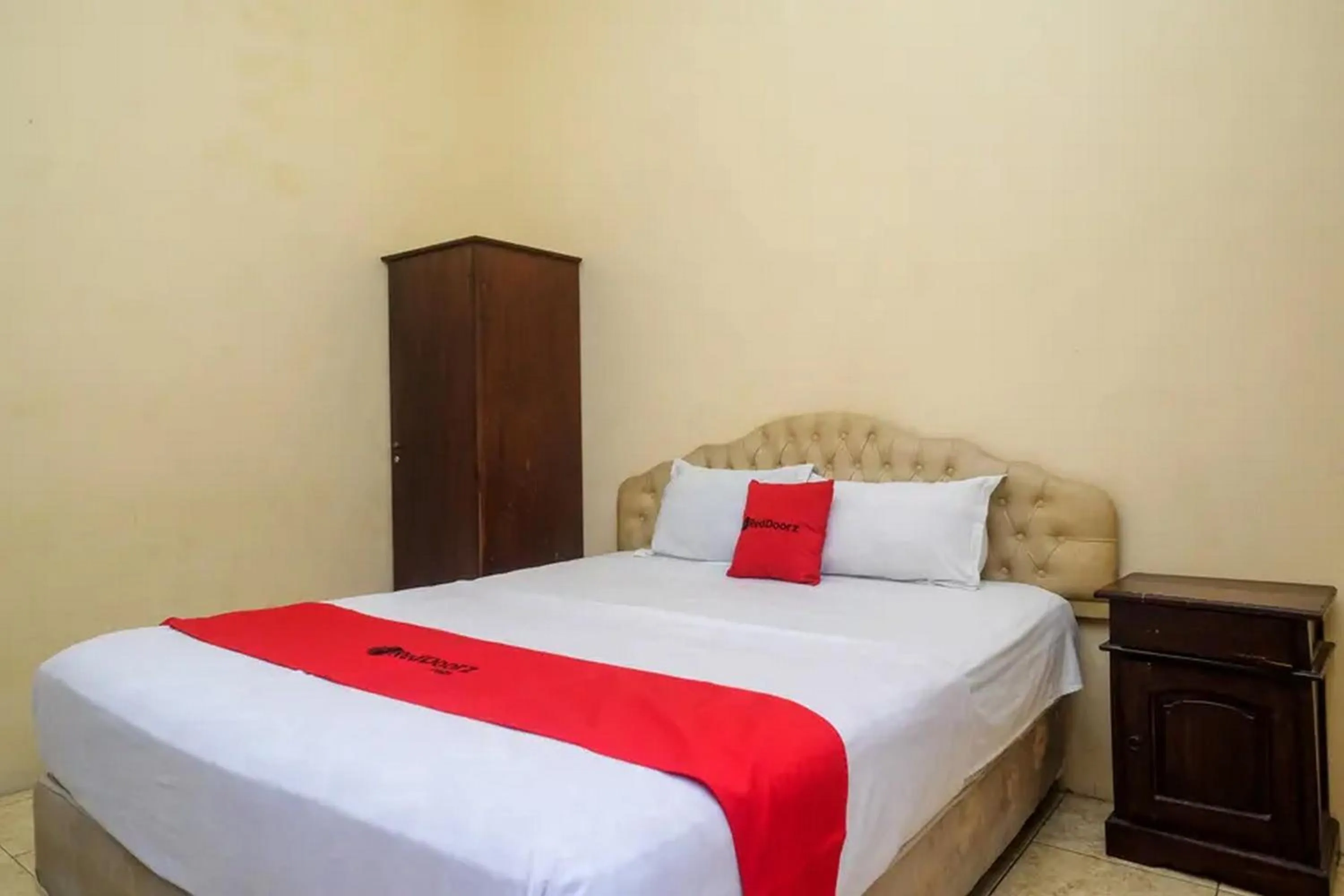 Bed in RedDoorz Plus @ Laweyan