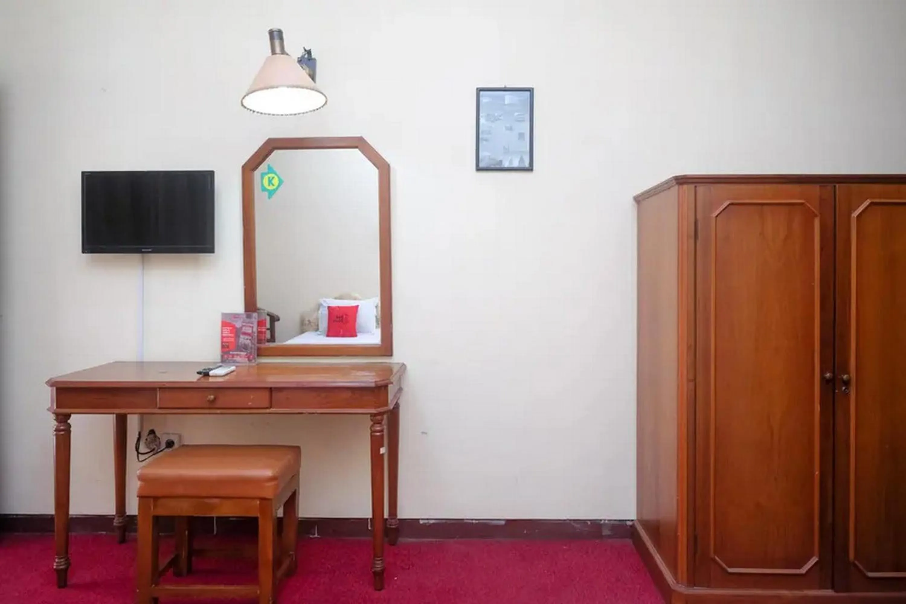 TV and multimedia in RedDoorz Plus @ Laweyan