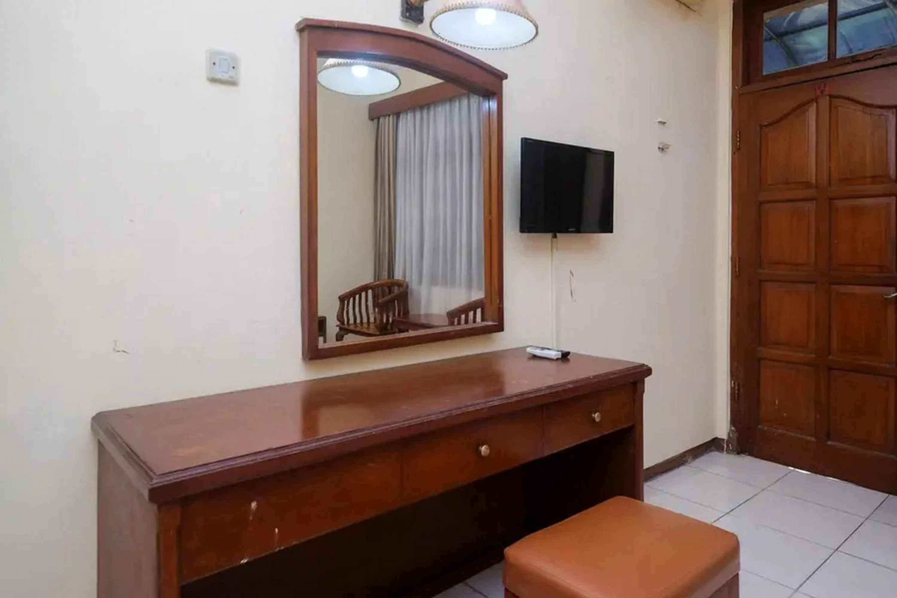 TV and multimedia in RedDoorz Plus @ Laweyan