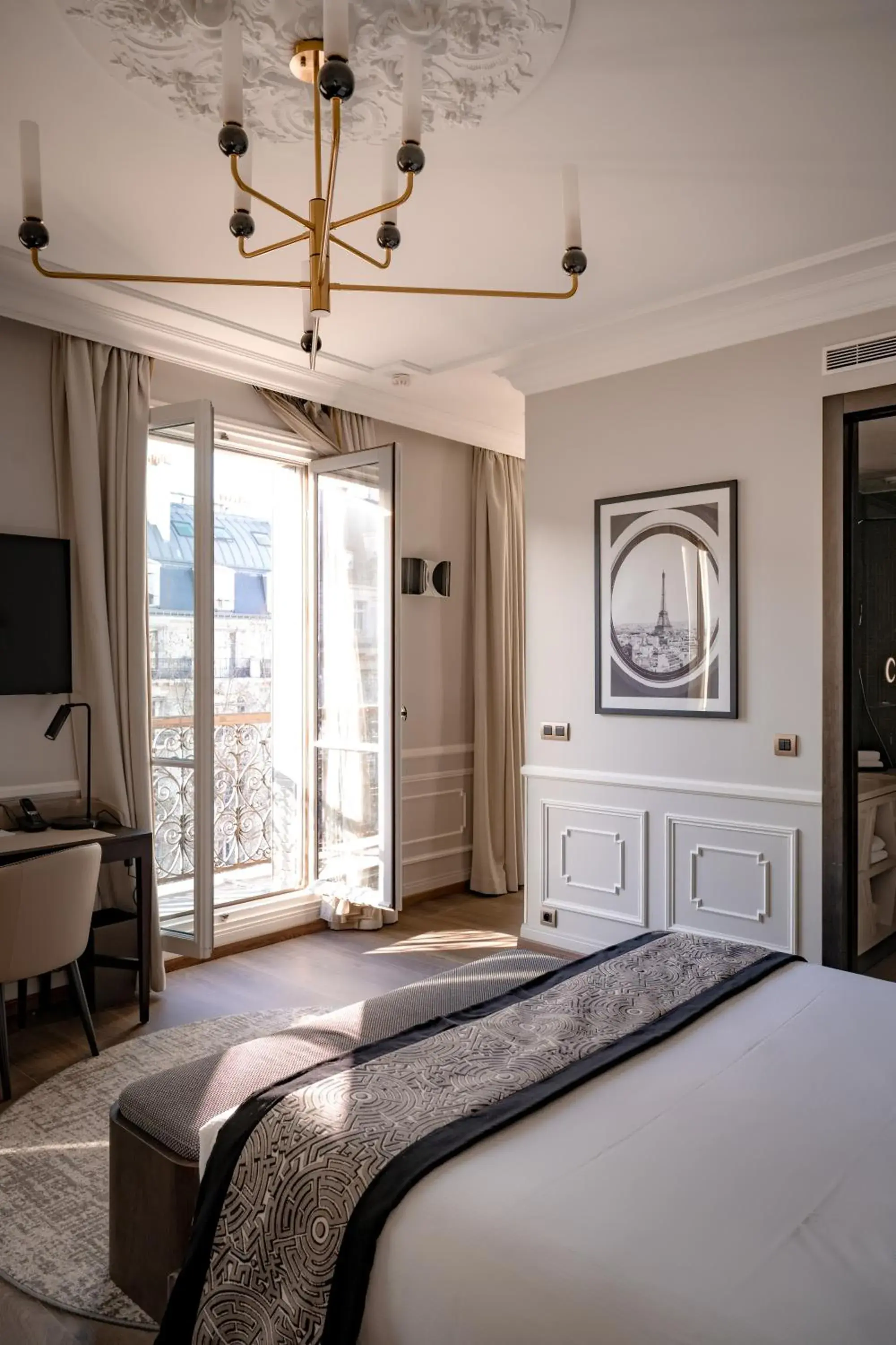 Superior Premium Room in La Clef Tour Eiffel Paris by The Crest Collection Superior Premium Room in La Clef Tour Eiffel Paris by The Crest Collection