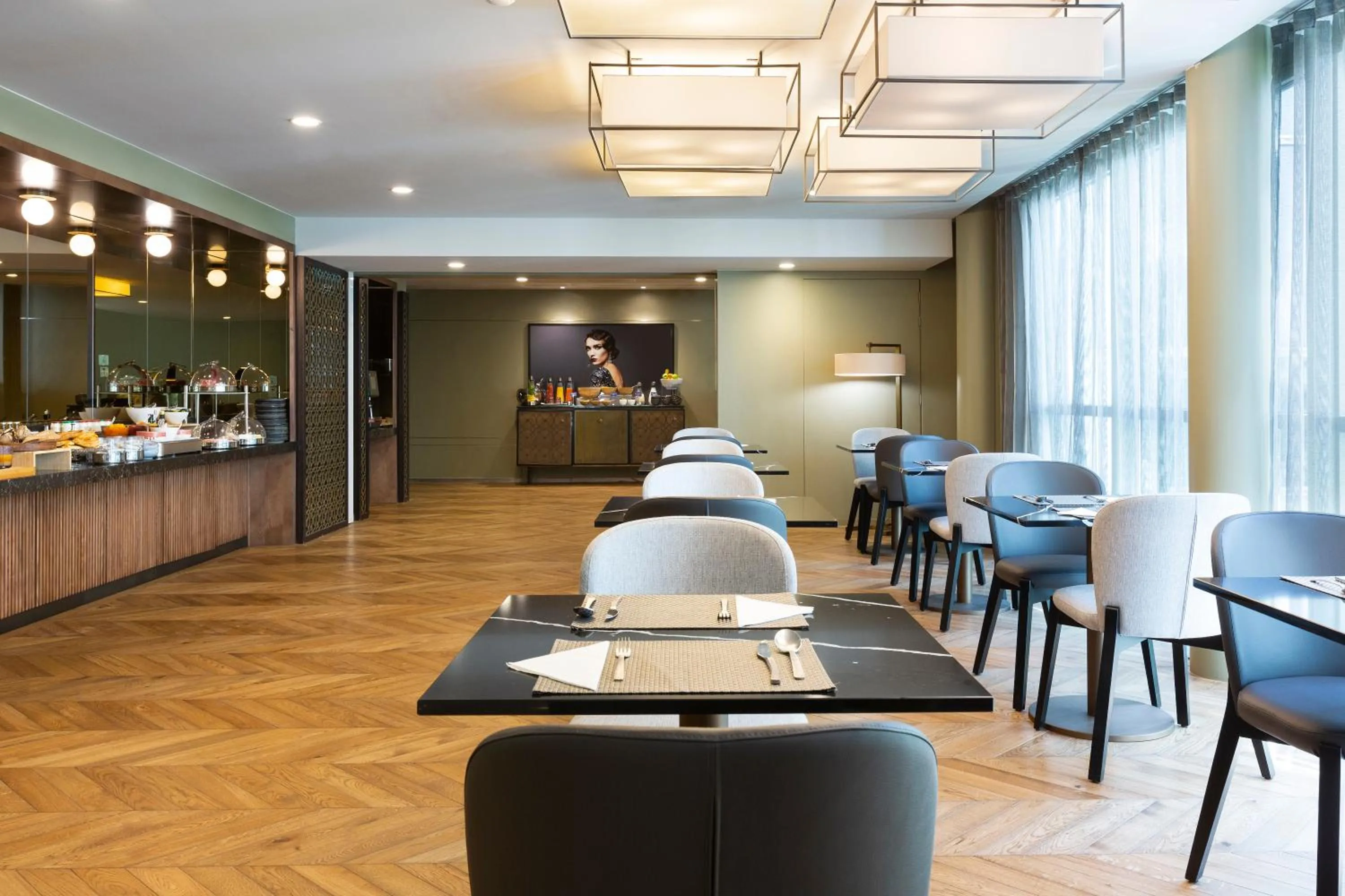 Restaurant/places to eat in La Clef Tour Eiffel Paris by The Crest Collection