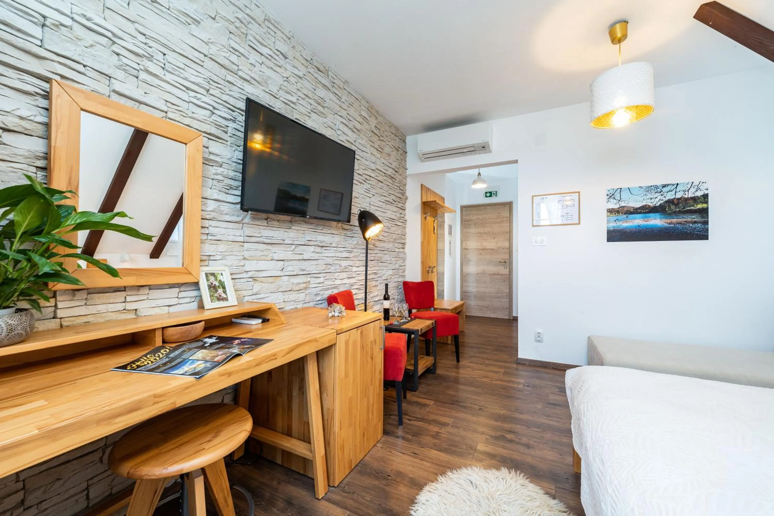TV and multimedia in B&B Villa Sumrak Plitvica Rooms