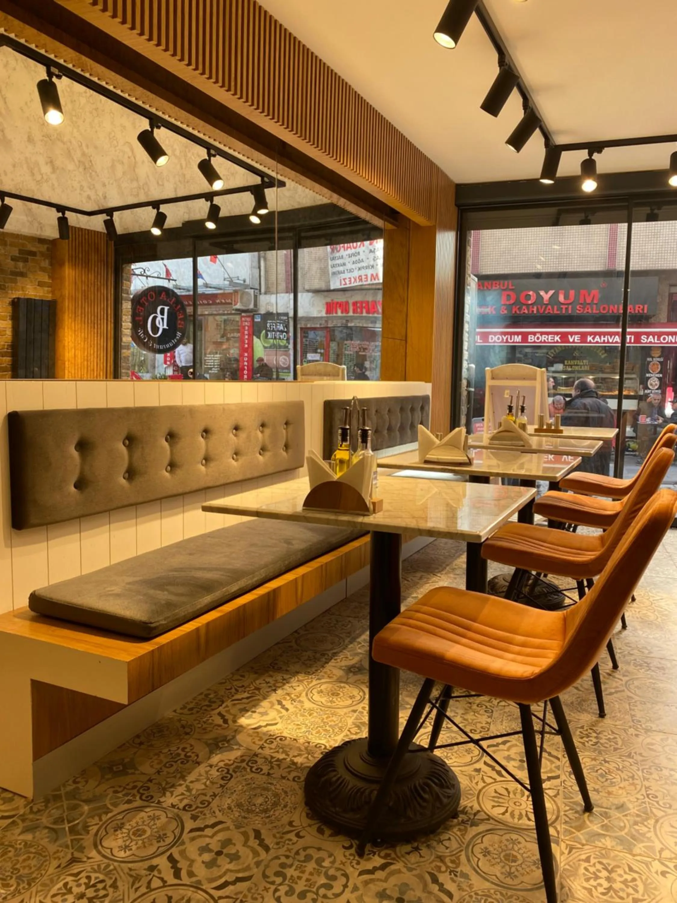 Restaurant/places to eat in Bella Hotel