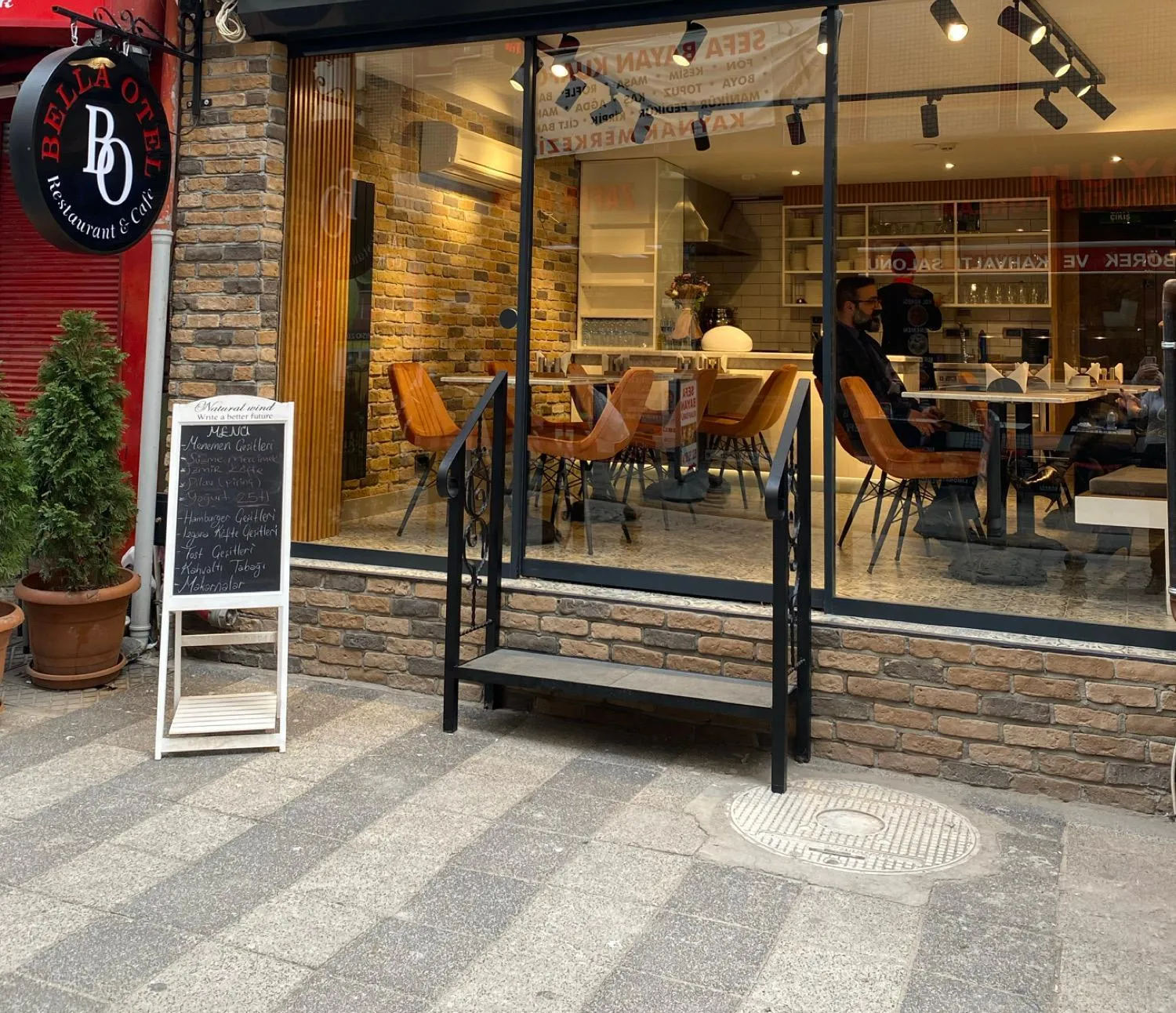 Restaurant/places to eat in Bella Hotel