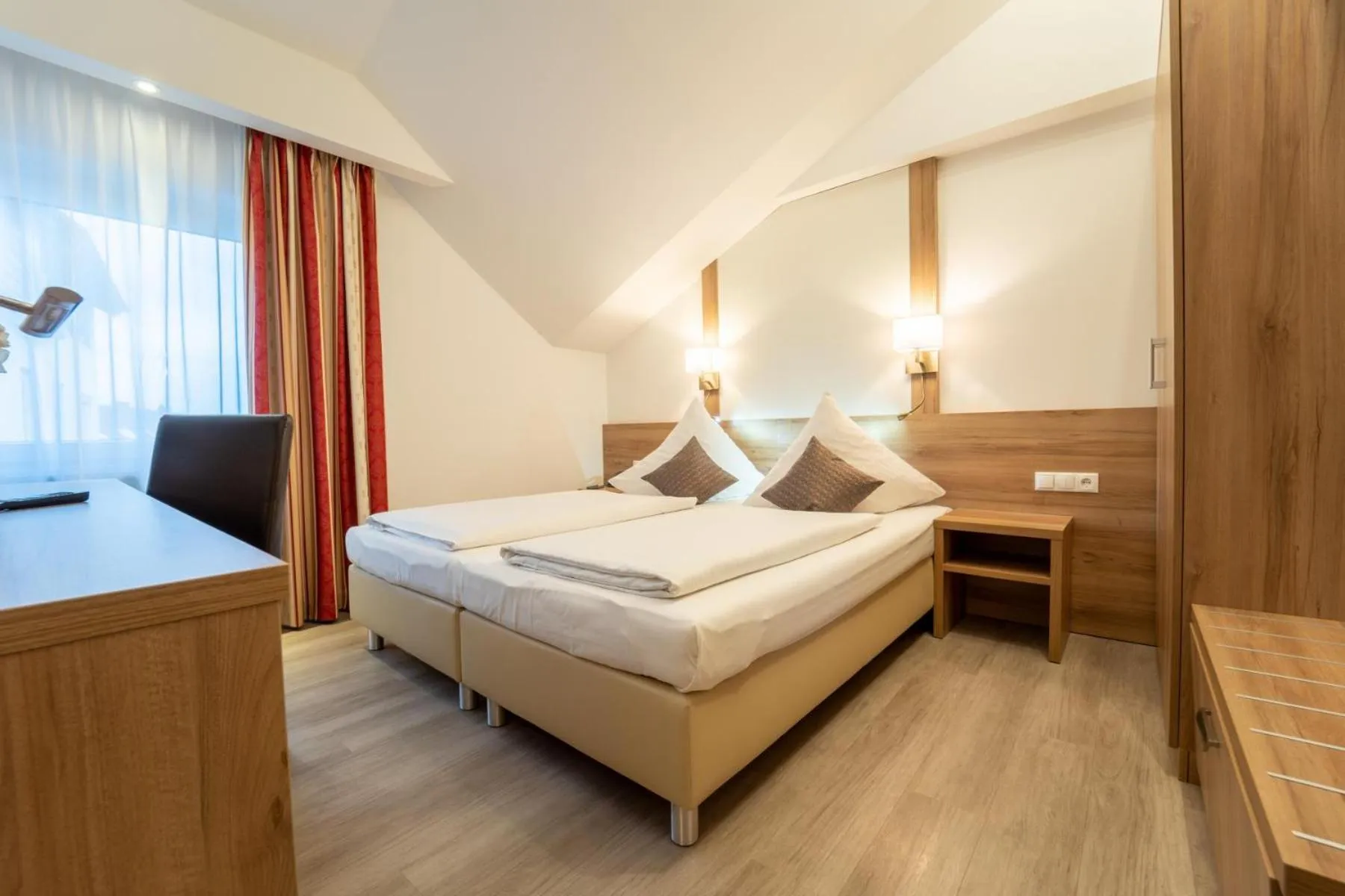 Photo of the whole room, Bed in Hotel St Georg - Regensburg