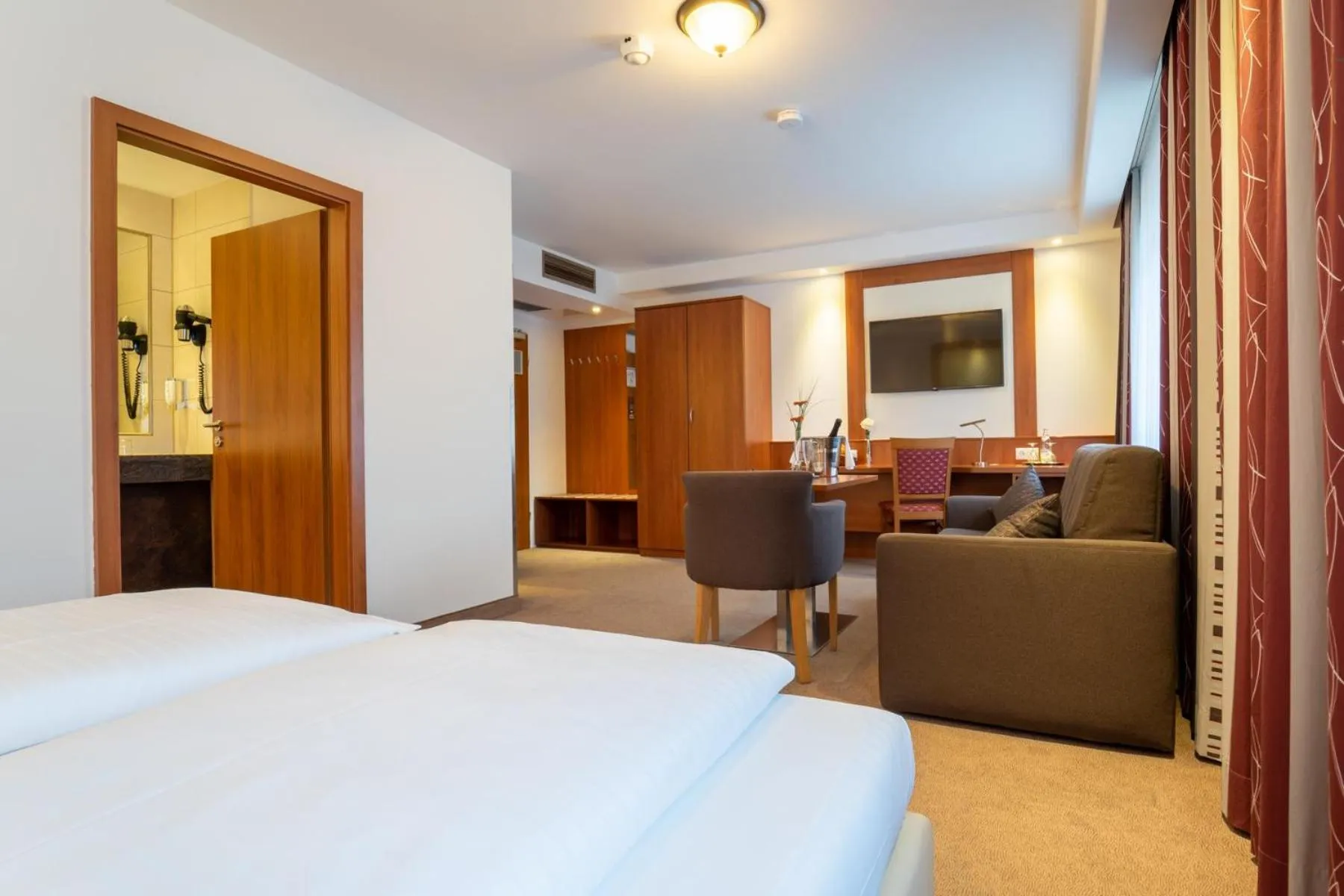 Photo of the whole room, Bed in Hotel St Georg - Regensburg