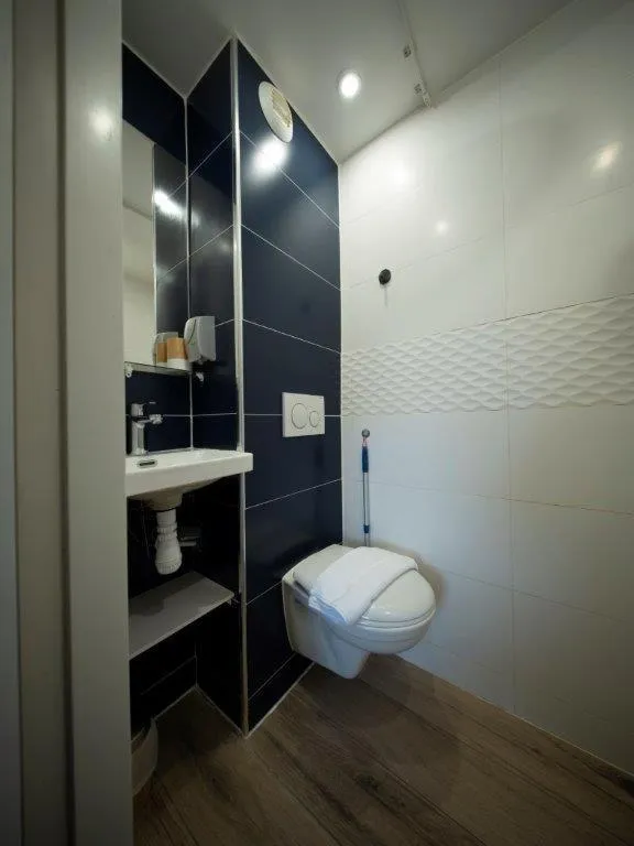 Bathroom in Brit Hotel La Bonne Etape