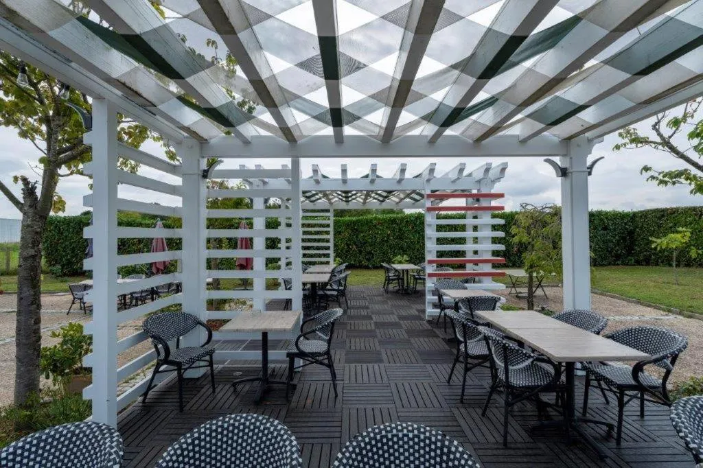 Patio in Brit Hotel La Bonne Etape