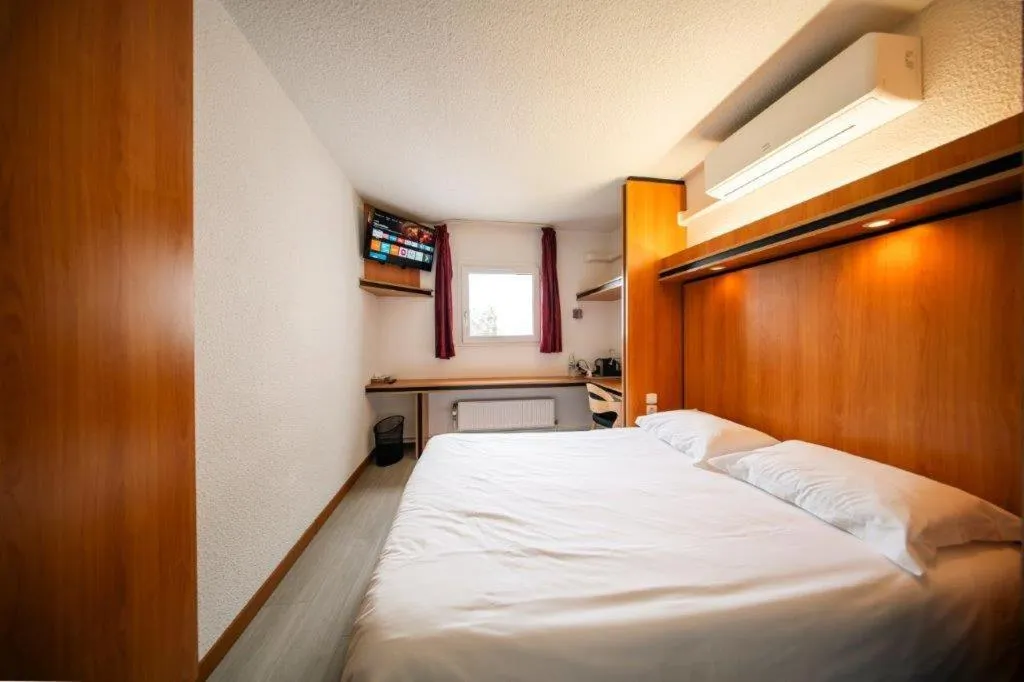 Photo of the whole room, Bed in Brit Hotel La Bonne Etape
