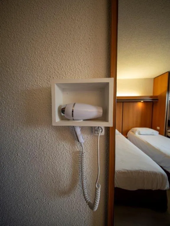 Bathroom, Bed in Brit Hotel La Bonne Etape