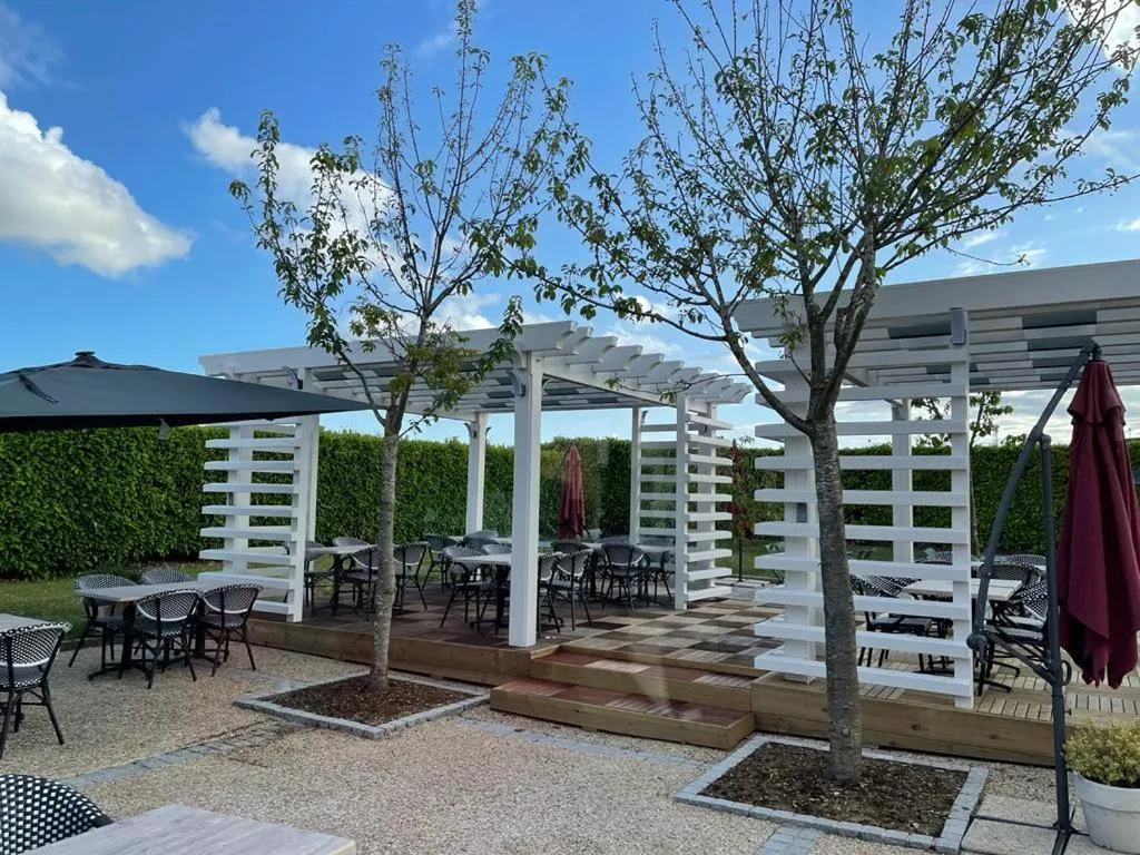 Patio in Brit Hotel La Bonne Etape