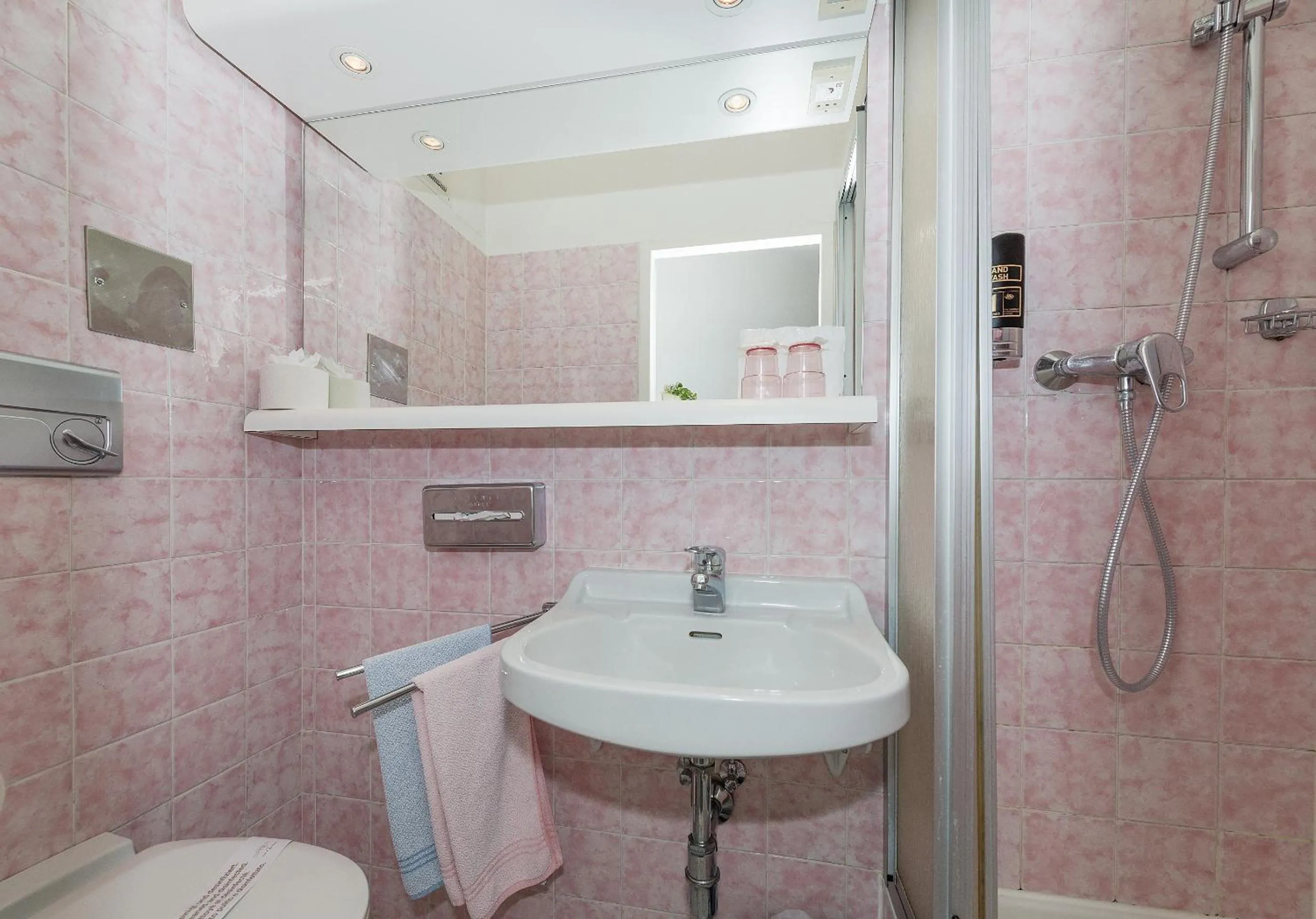 Bathroom in Pension Neuer Markt