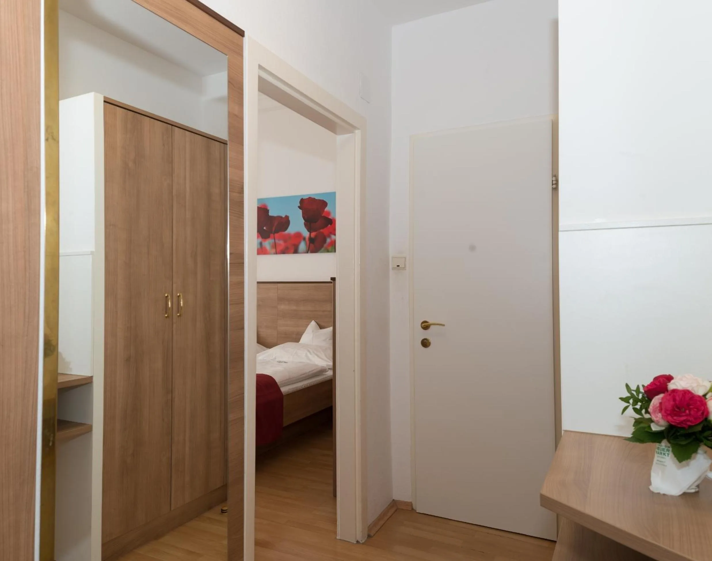 Photo of the whole room, Bed in Pension Neuer Markt