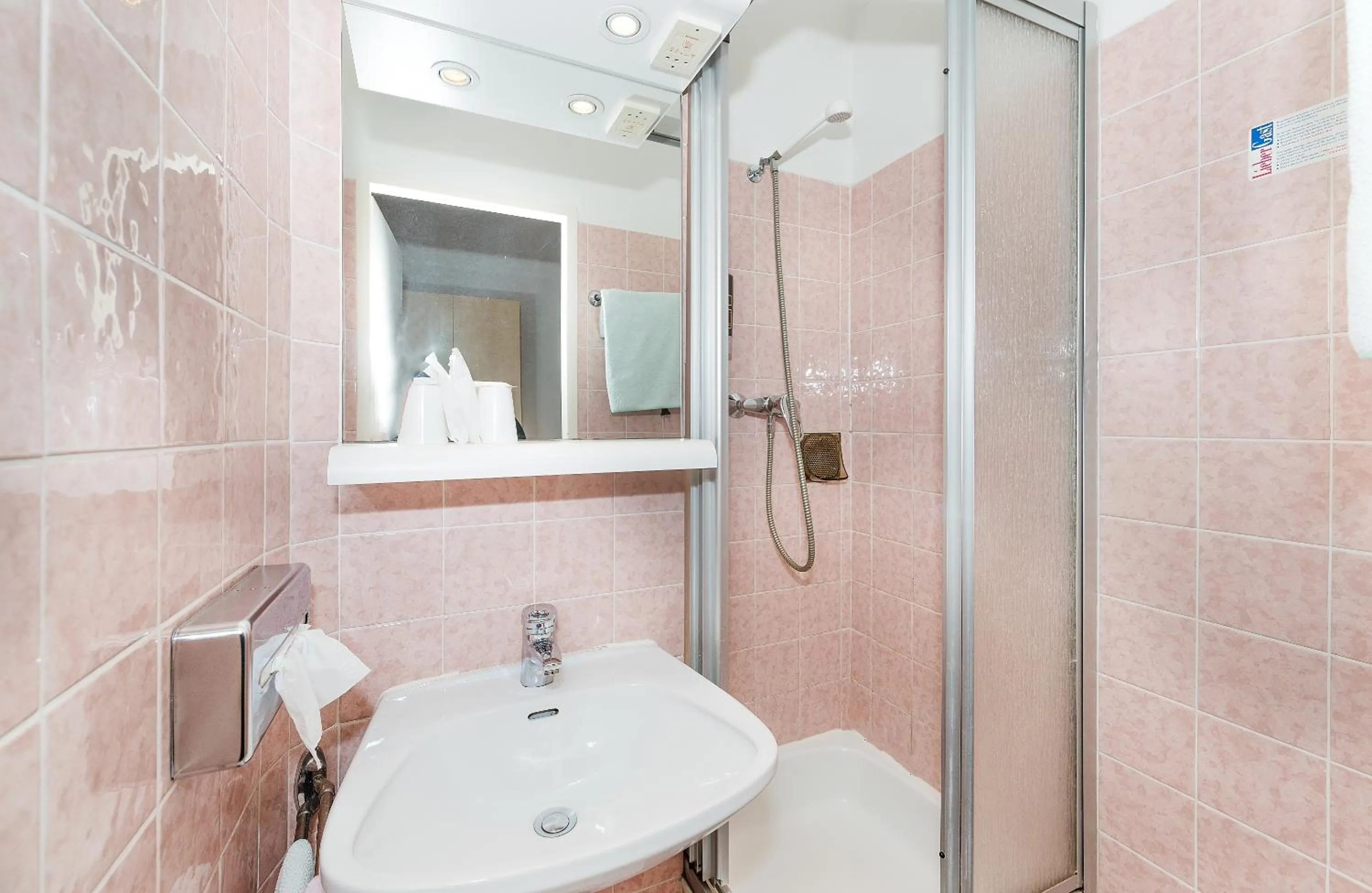 Bathroom in Pension Neuer Markt