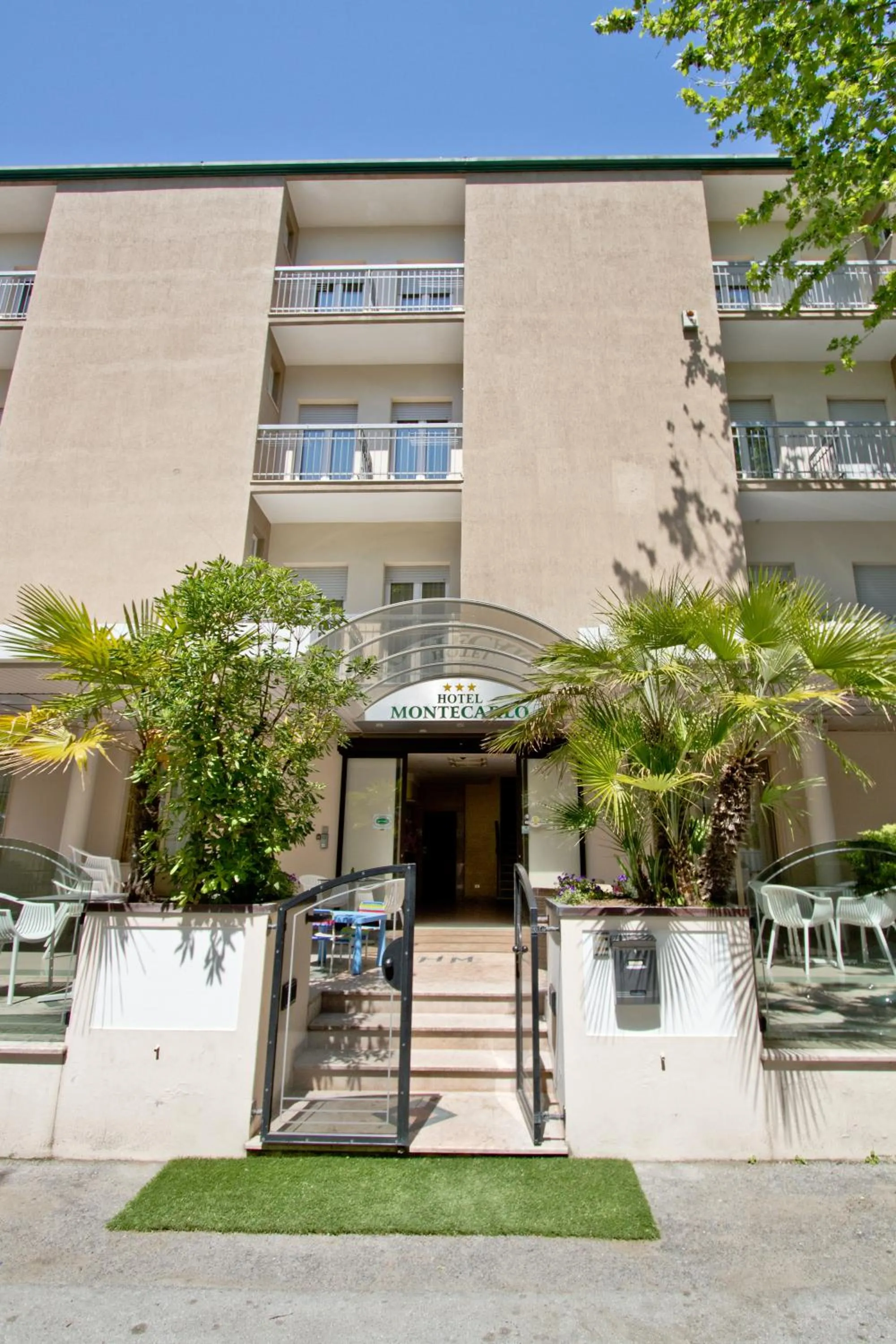 Facade/entrance in Hotel Montecarlo